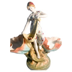 Sculpture française en céramique représentant une femme avec des paniers des années 1940