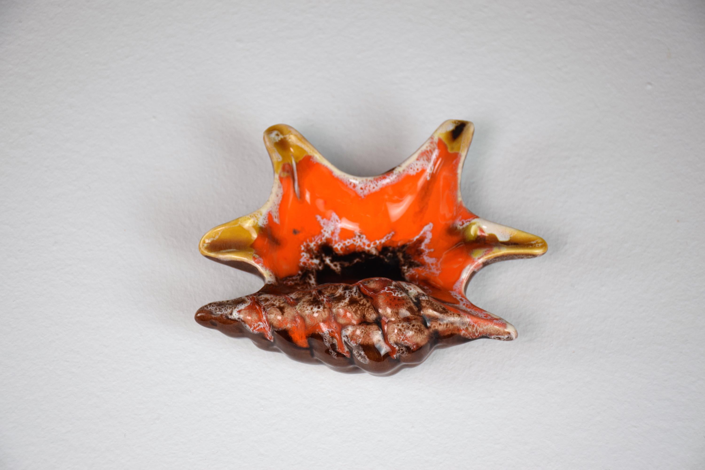 French vintage 1960's-1970's ceramic ashtray by Vallauris in the shape of an orange brown shellfish with specks of gold on the edges.

-------------------

We are an exhibition space and an online destination established by the passionate art
