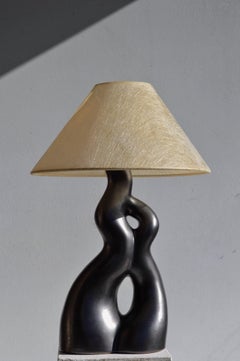 Lampada da tavolo in ceramica francese, smaltata nera, forma organica, design degli anni ’50