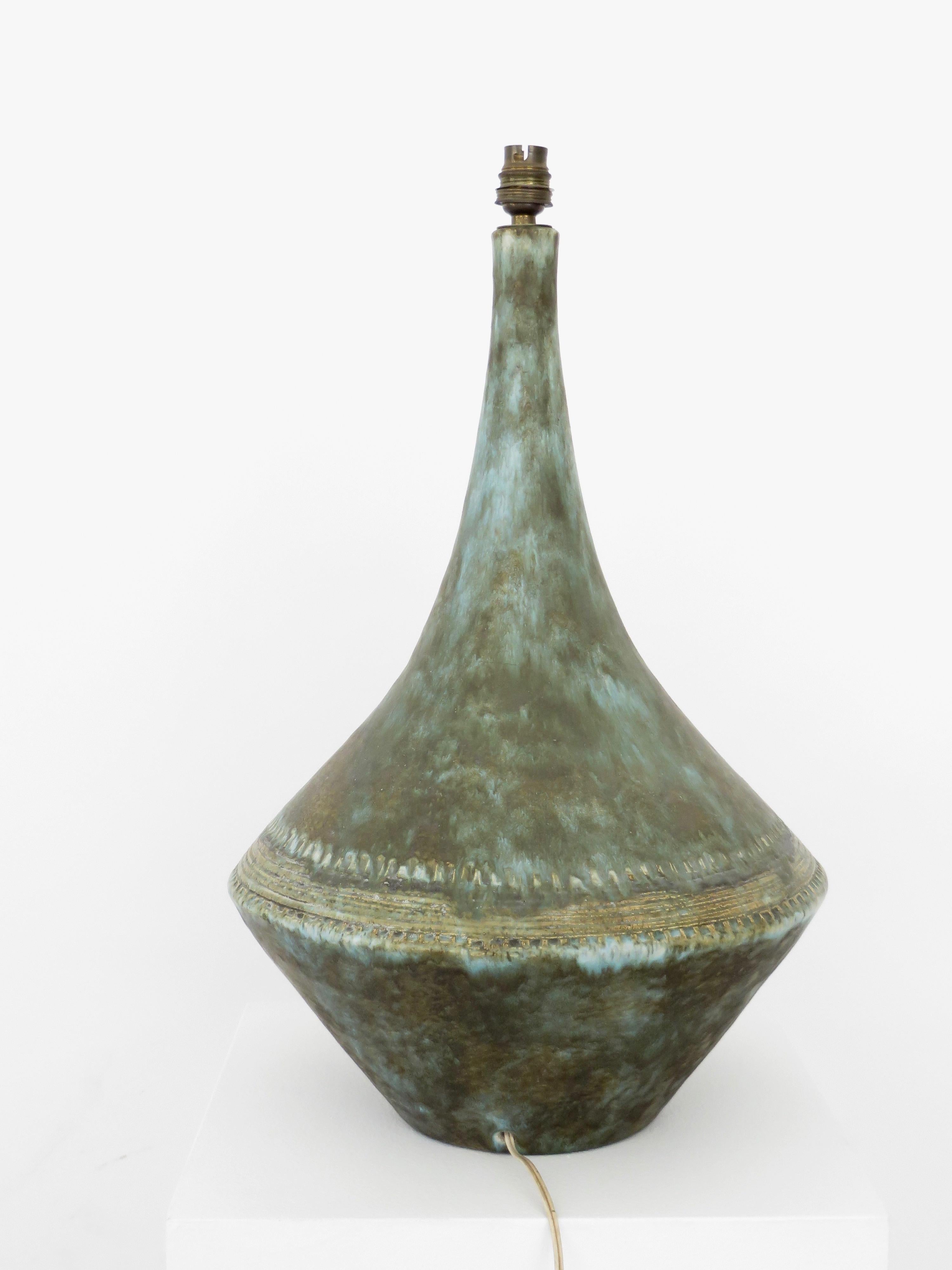 Important hand-thrown lamp-base, ceramic glazed in shades of blue, green and a mottled glaze with incised and engraved lines and fluid freeform decoration. France, circa 1960. Ceramic signed by the French ceramicists 2 potiers (Deux Potiers)