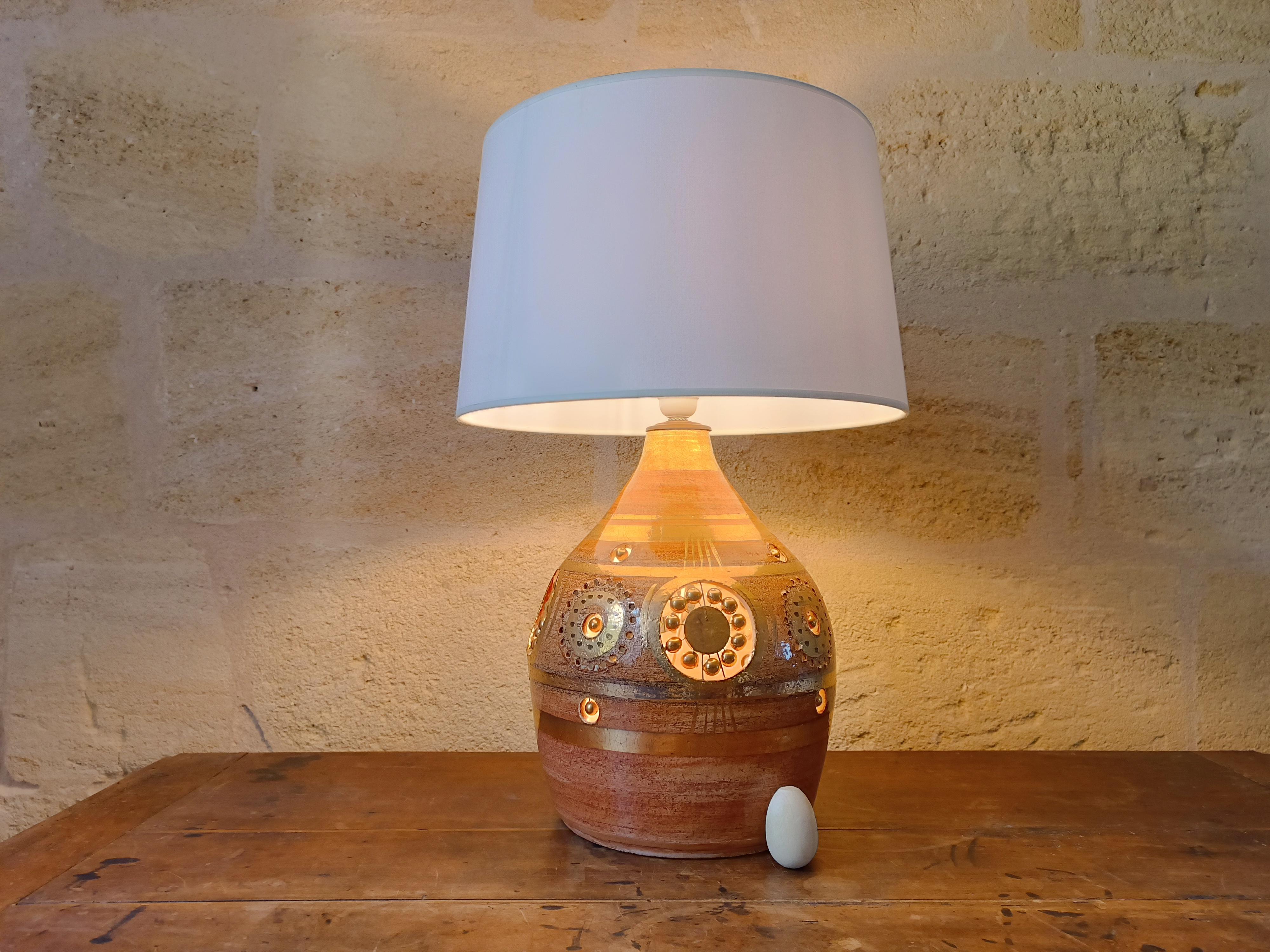 Lampe de table en céramique française de Georges Pelletier, 1970

C'est une belle lampe en céramique. Elle offre un double éclairage puisqu'une deuxième ampoule se trouve à l'intérieur de la base de la lampe. La lumière est très douce et permet de