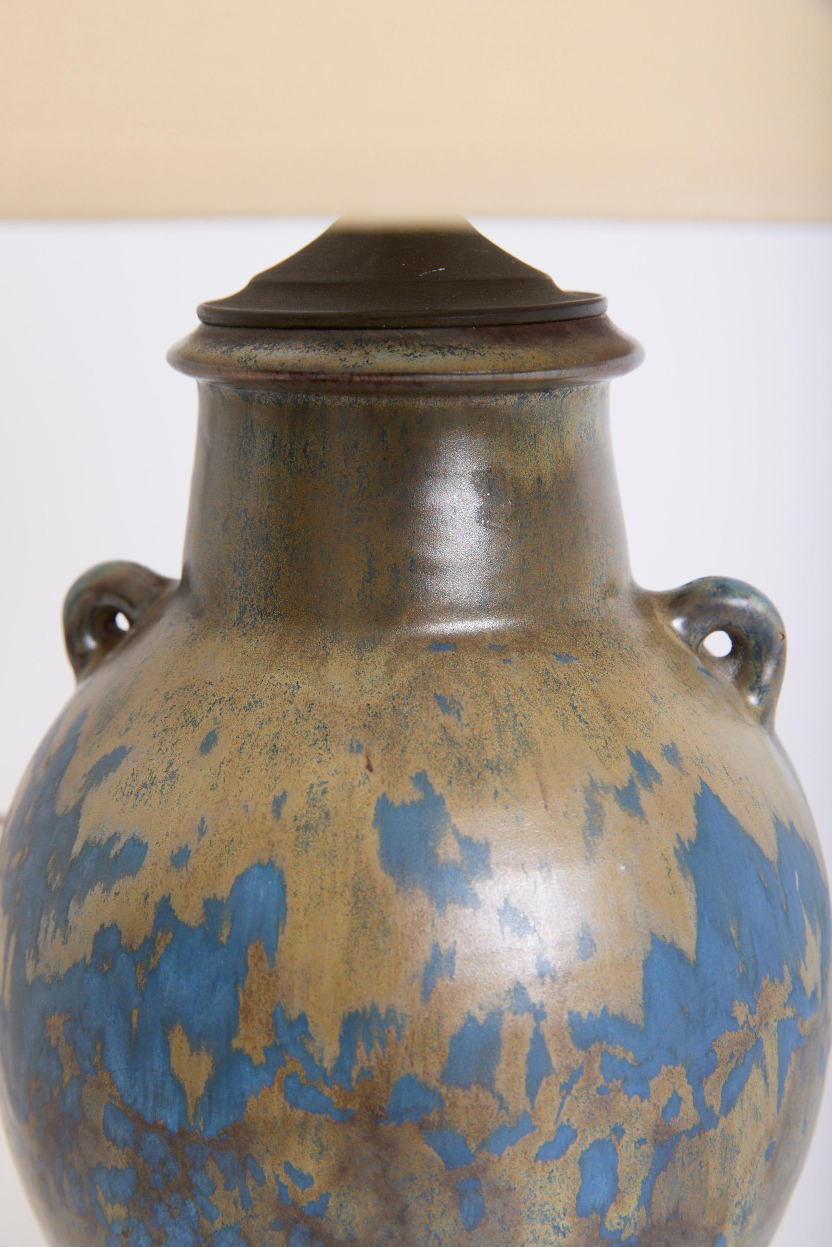 Lampe de table en céramique
France, Circa 1900-20
Avec l'abat-jour : 51 cm de haut par 35,5 cm de diamètre
Base de la lampe uniquement : 34 cm de haut par 17 cm de diamètre