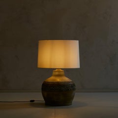 Lampe de table en céramique française à l'émail fumé et au relief géométrique, années 1960