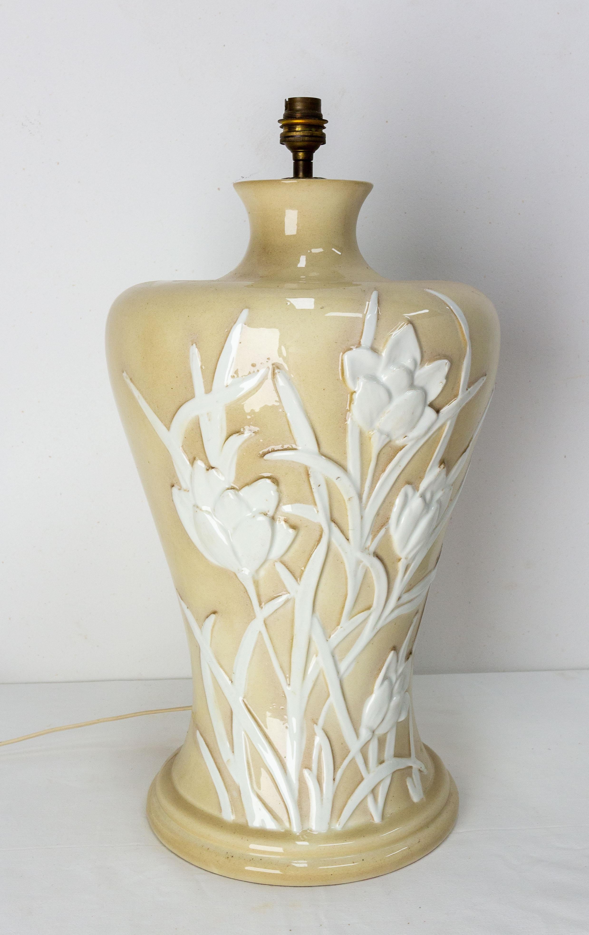 Ceramic table lamp representing vegetation and flowers.
Elegant lamp for a dining room a living room or an entrance, perfect to create a subdued atmosphere.
French circa 1960.
Good vintage condition.
Height dimension measured with the bulb