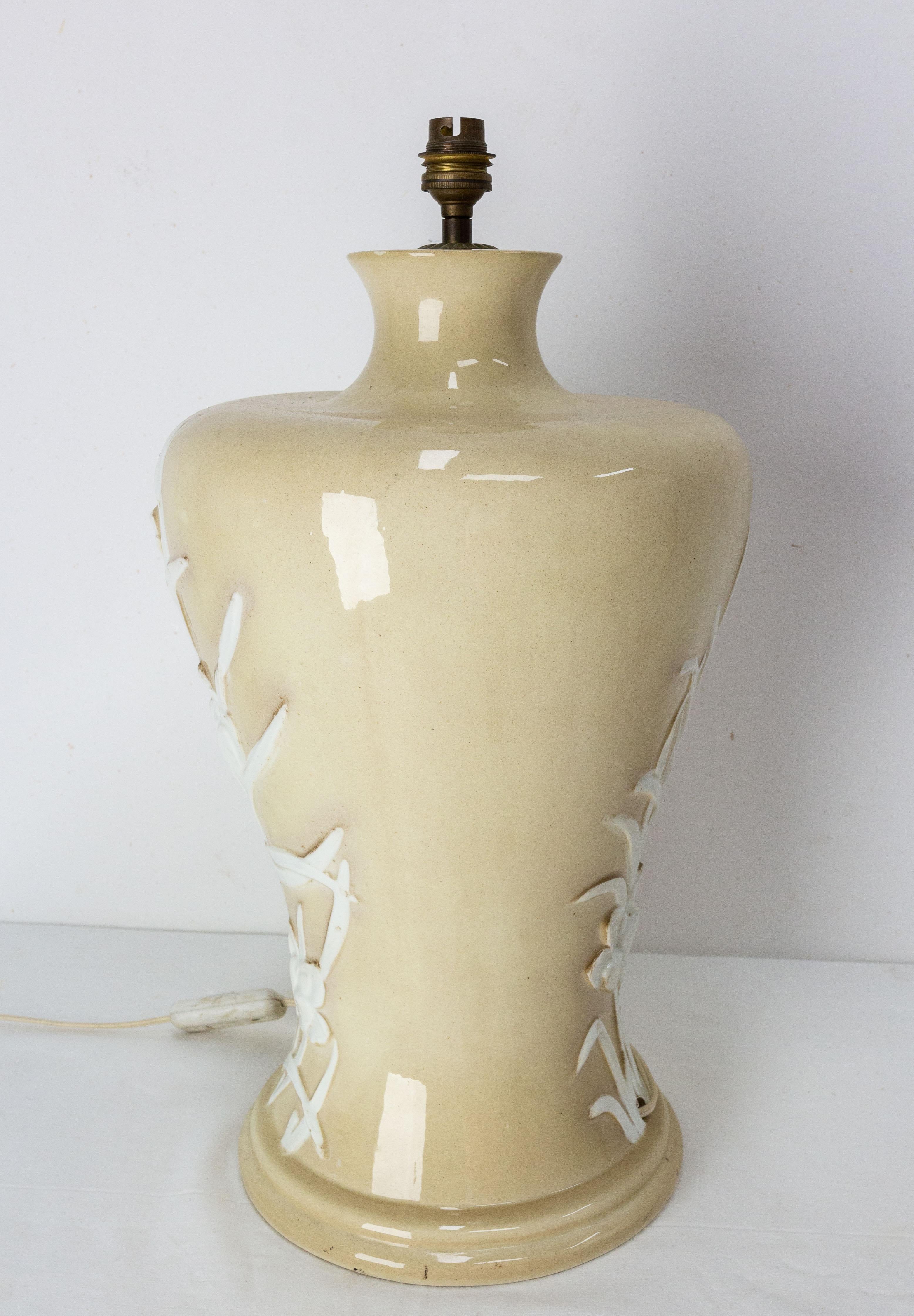 French Ceramic Table Lamp with Flowers, Mid-Century In Good Condition For Sale In Labrit, Landes