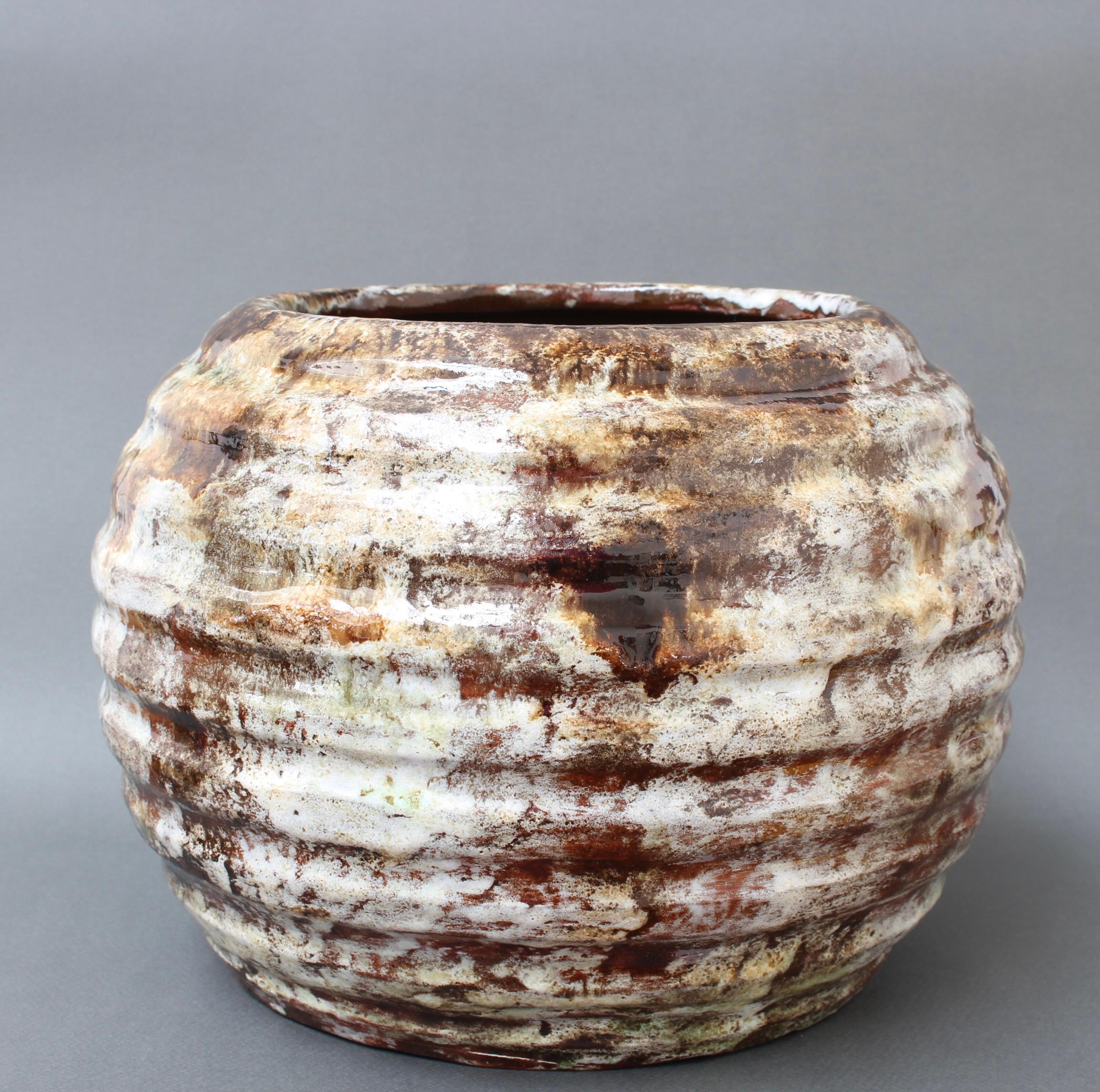 Grande vaso o cachepot in ceramica francese di Alexandre Kostanda, Vallauris, Francia (circa anni '50). Con il suo marchio di fabbrica, l'argilla naturale e lo stile rustico, Kostanda ha creato dei vasi originali, come vasi, brocche e pentole, che