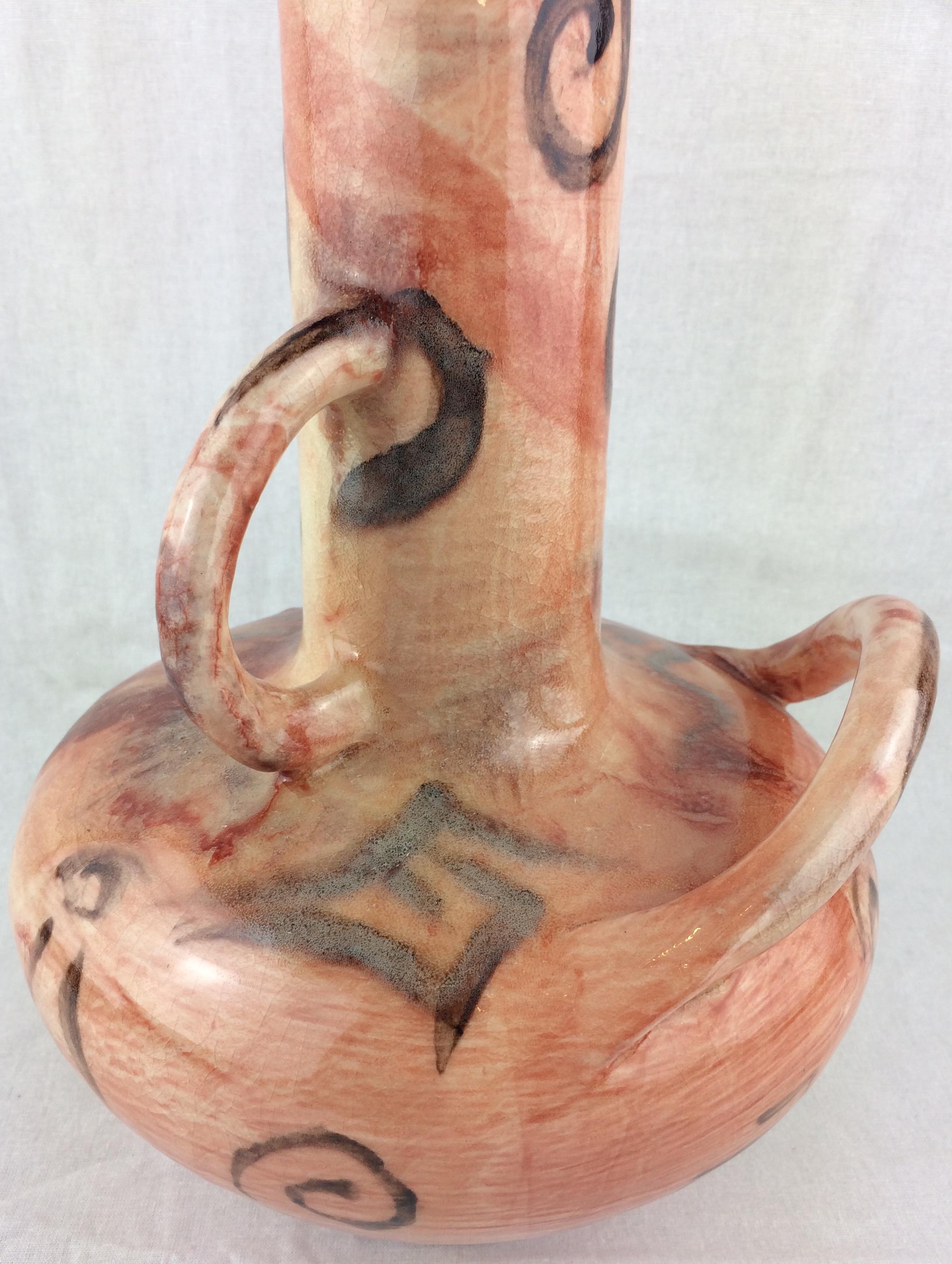 Vase en céramique française à 3 poignées, signé Bon état - En vente à Miami, FL