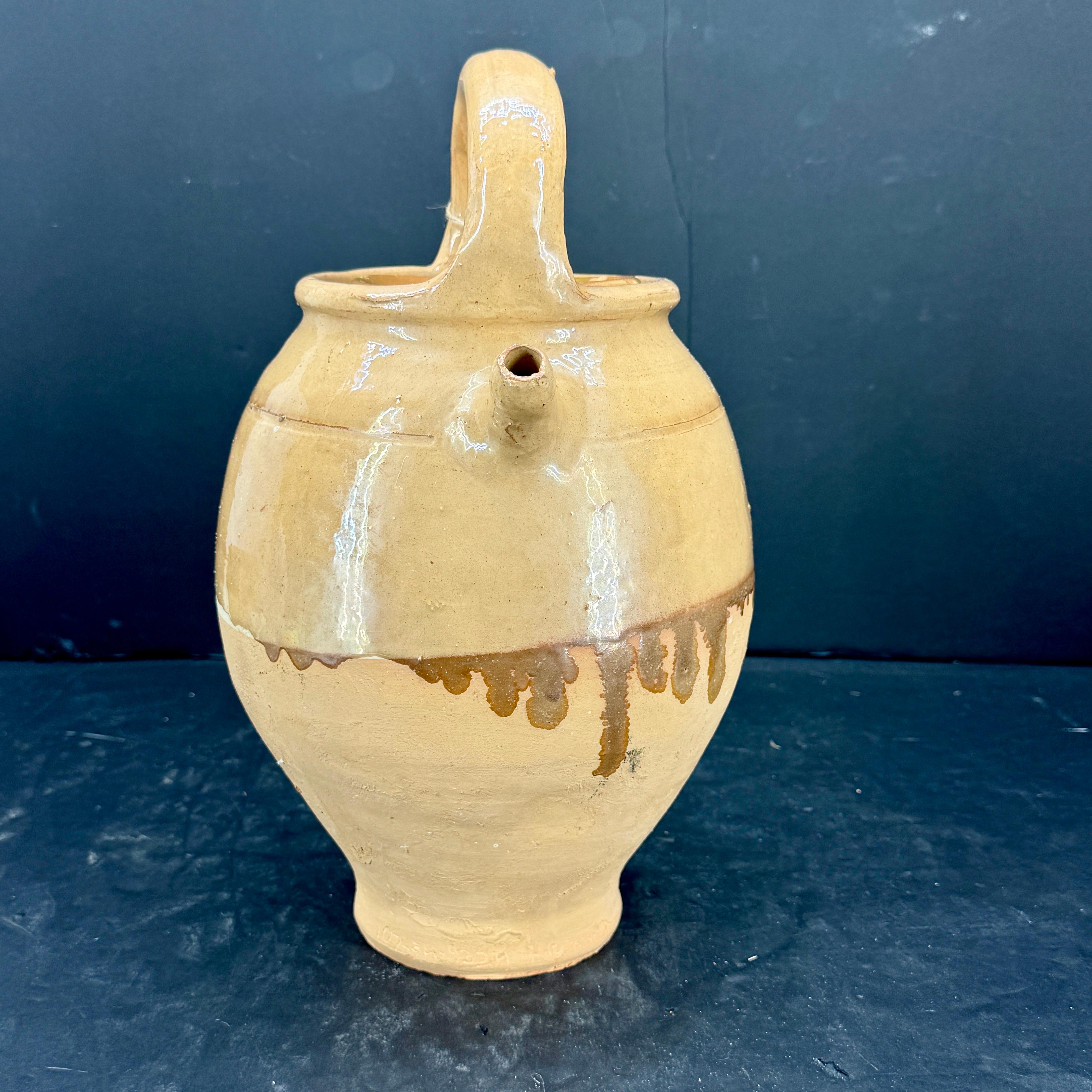 Cruche à eau en céramique avec anse et couvercle en vente 2