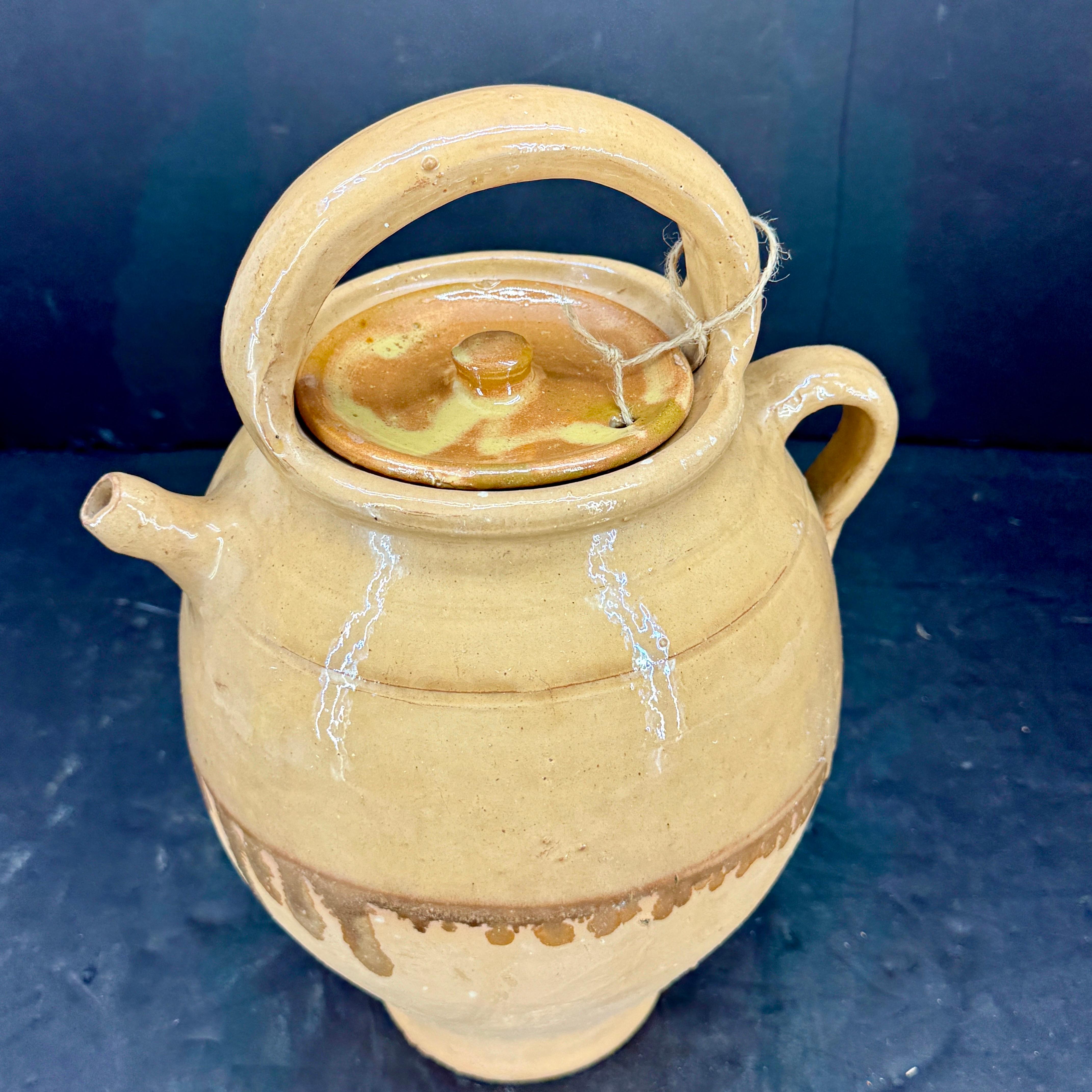 Cruche à eau en céramique avec anse et couvercle en vente 3