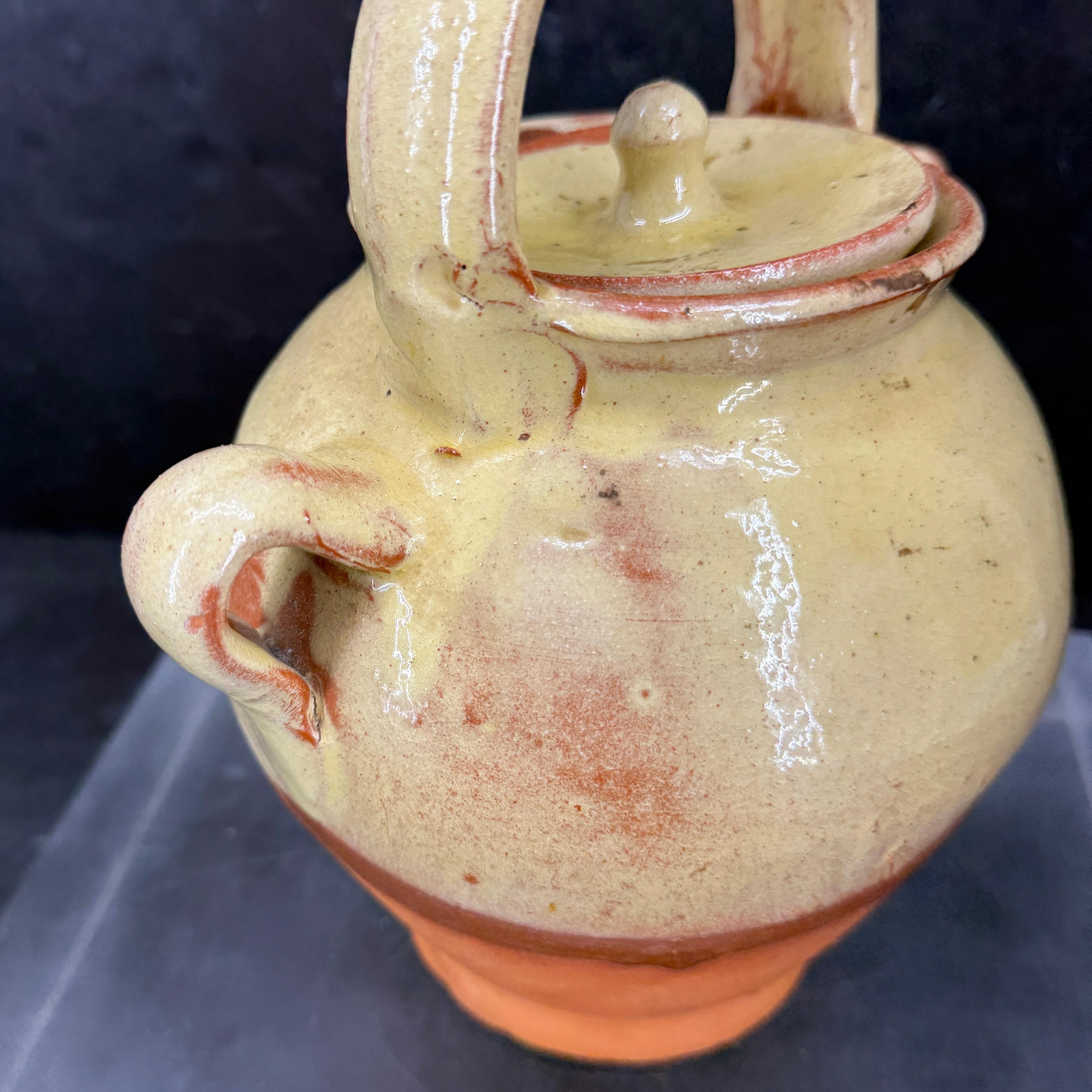 Französischer Keramik-Wasserkrug aus Keramik mit Henkel und Deckel im Angebot 6