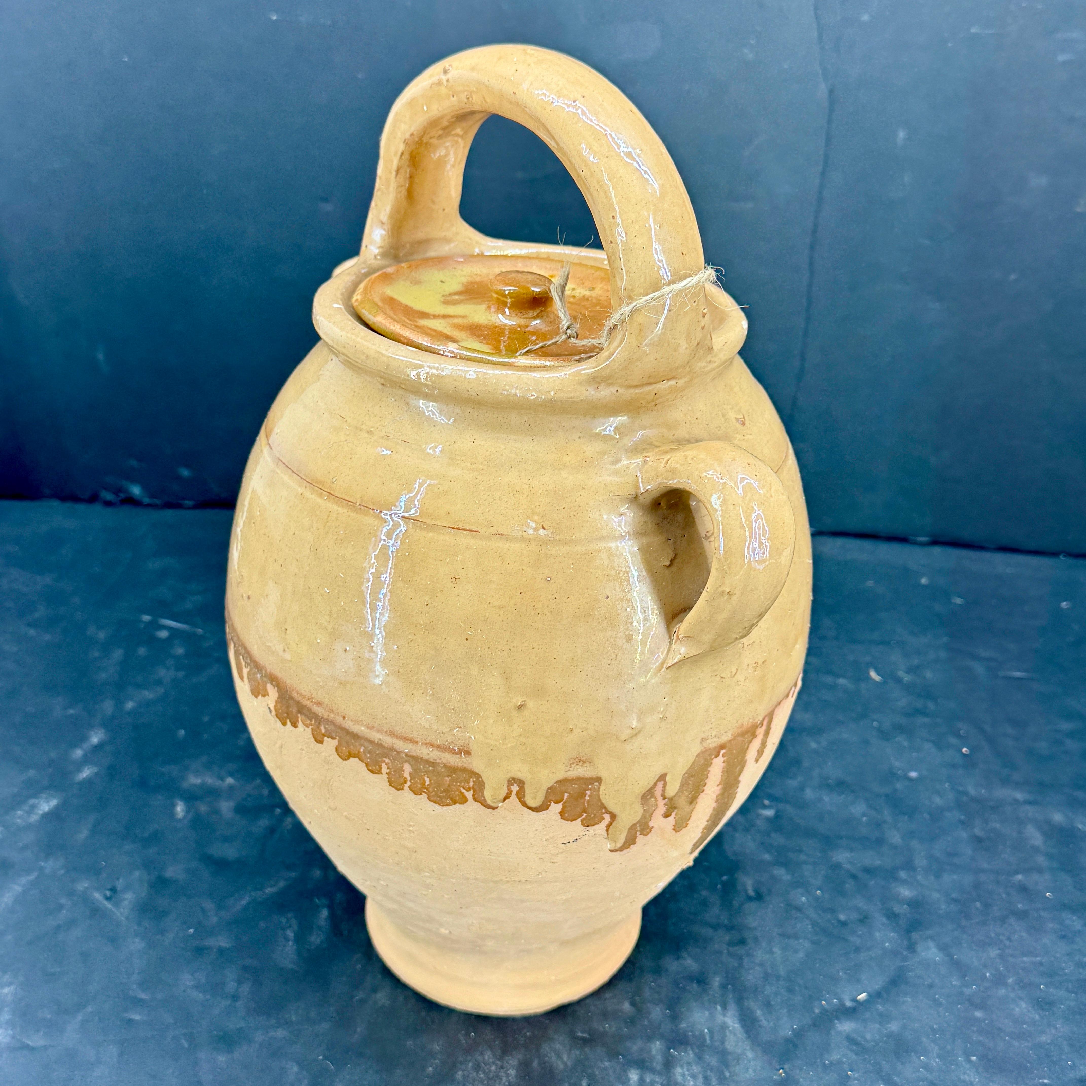 Cruche à eau en céramique avec anse et couvercle en vente 5