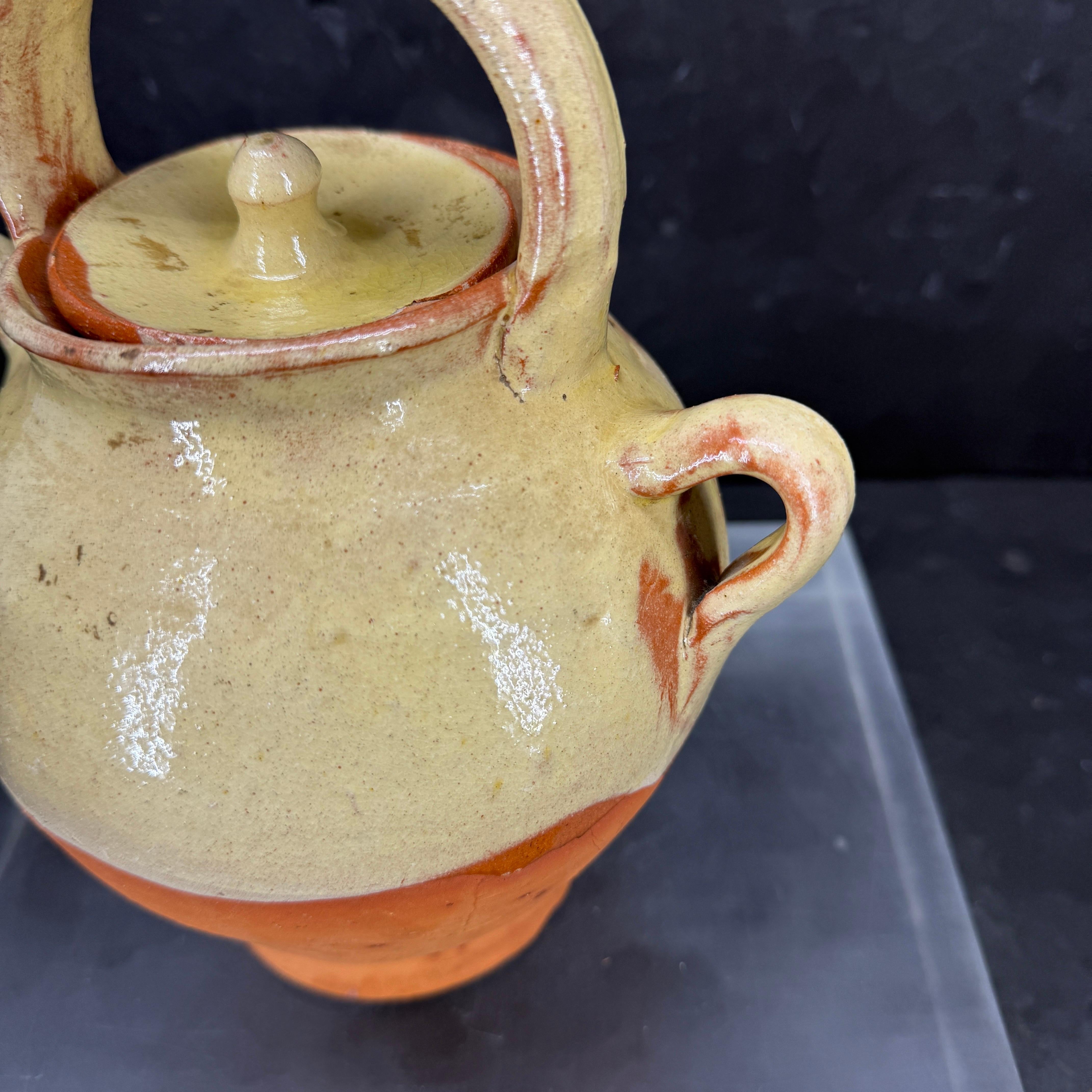 Französischer Keramik-Wasserkrug aus Keramik mit Henkel und Deckel im Angebot 7