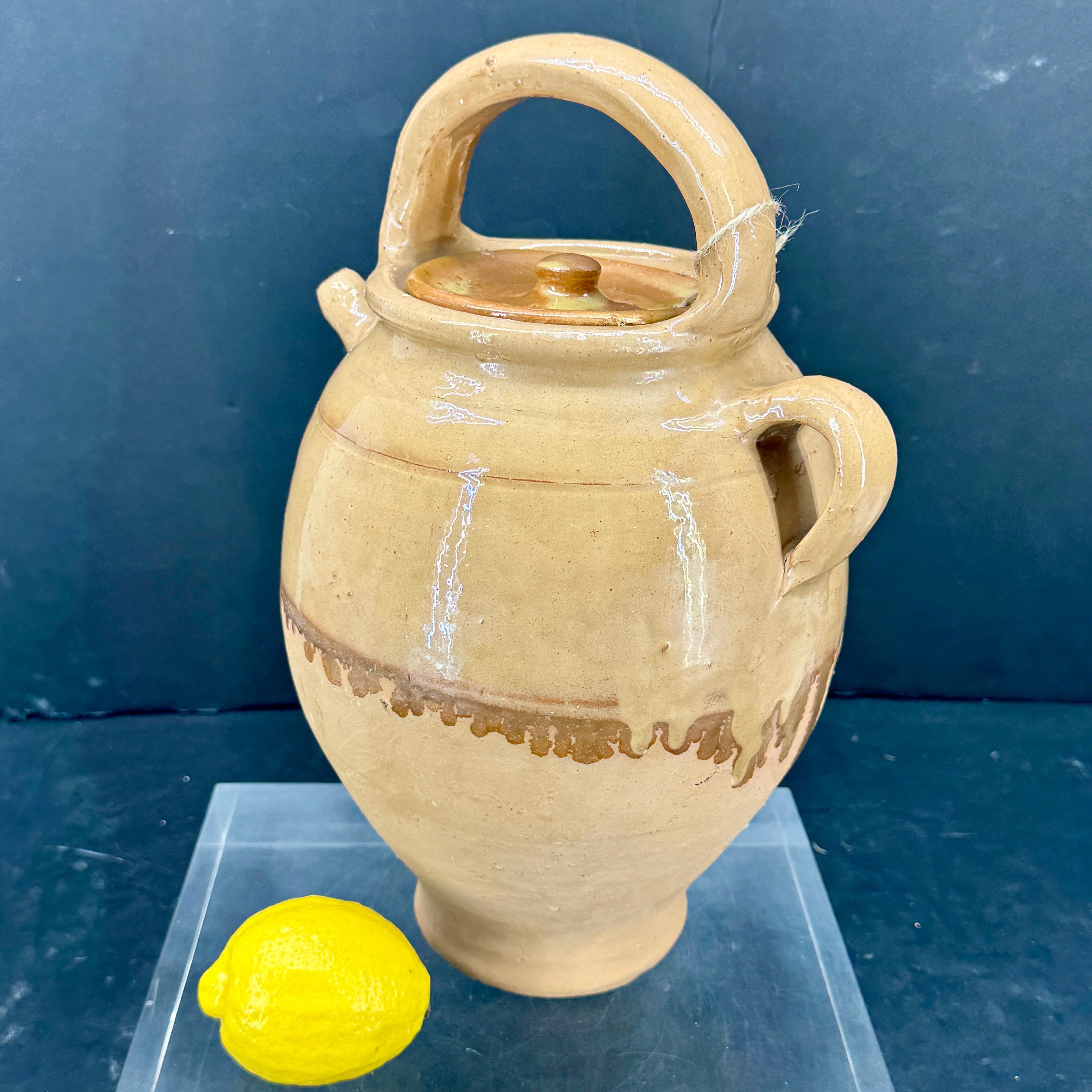 Cruche à eau en céramique avec anse et couvercle en vente 6
