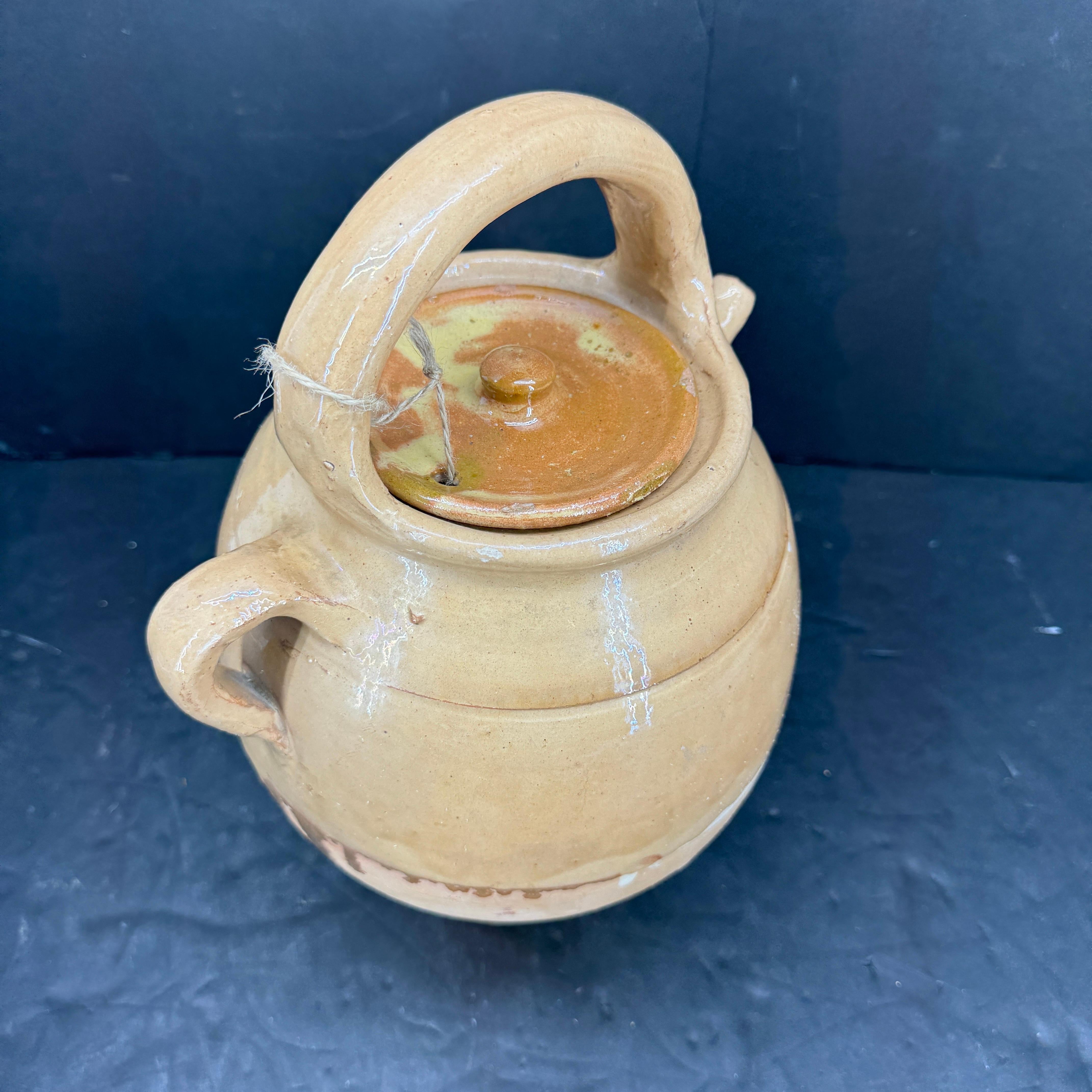 Charmante pièce de poterie authentique de Provence. Pichet magnifiquement usé par les intempéries et d'une étonnante couleur glacée neutre. Les imperfections permettent d'authentifier cette cruche à eau de France.