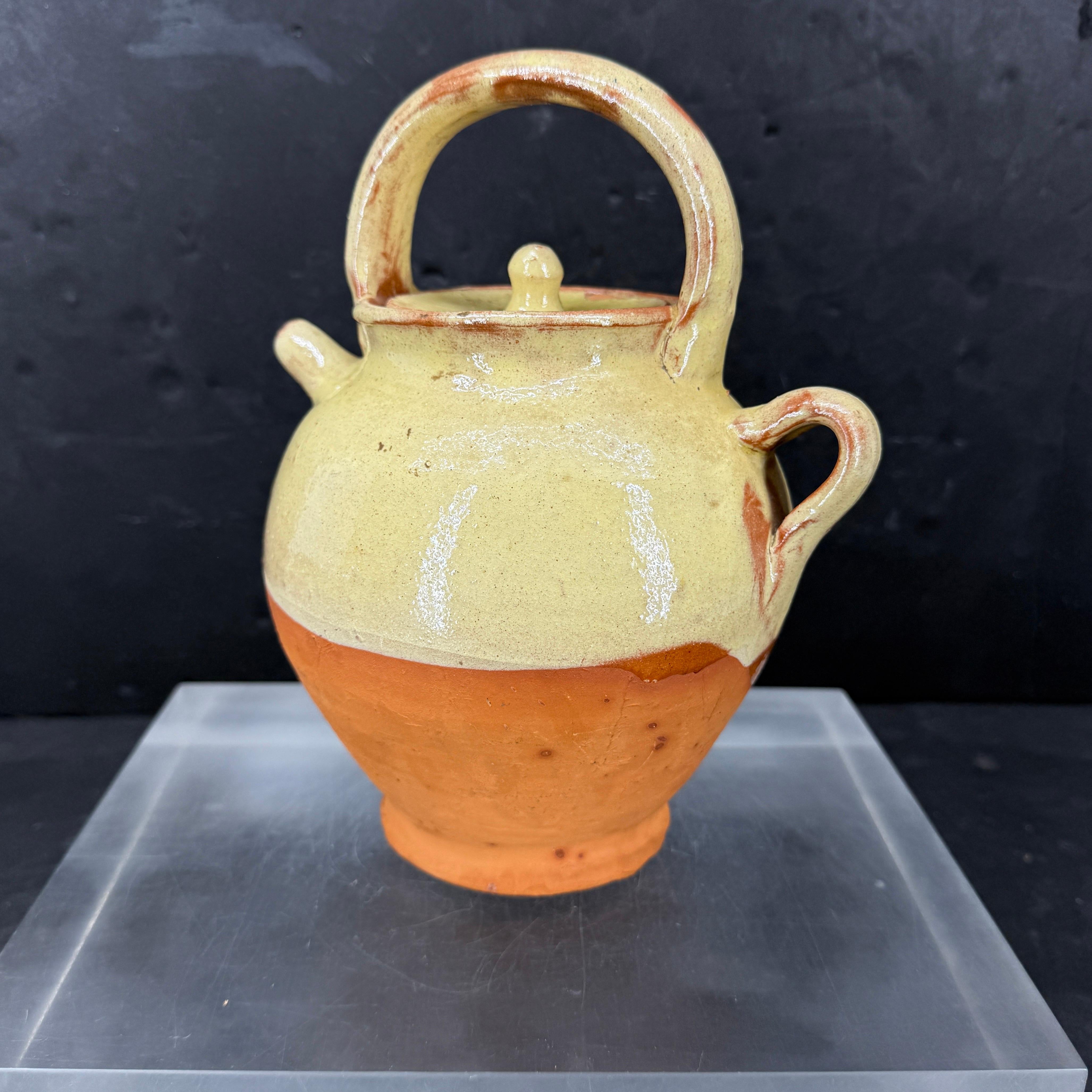 Charmante Keramik von einem Markt in der Provence. Wunderschön verwitterter Krug mit einem erstaunlichen  gelb glasierte Farbe. Unvollkommenheiten tragen zur Authentizität dieser Wasserkrüge aus Frankreich bei.