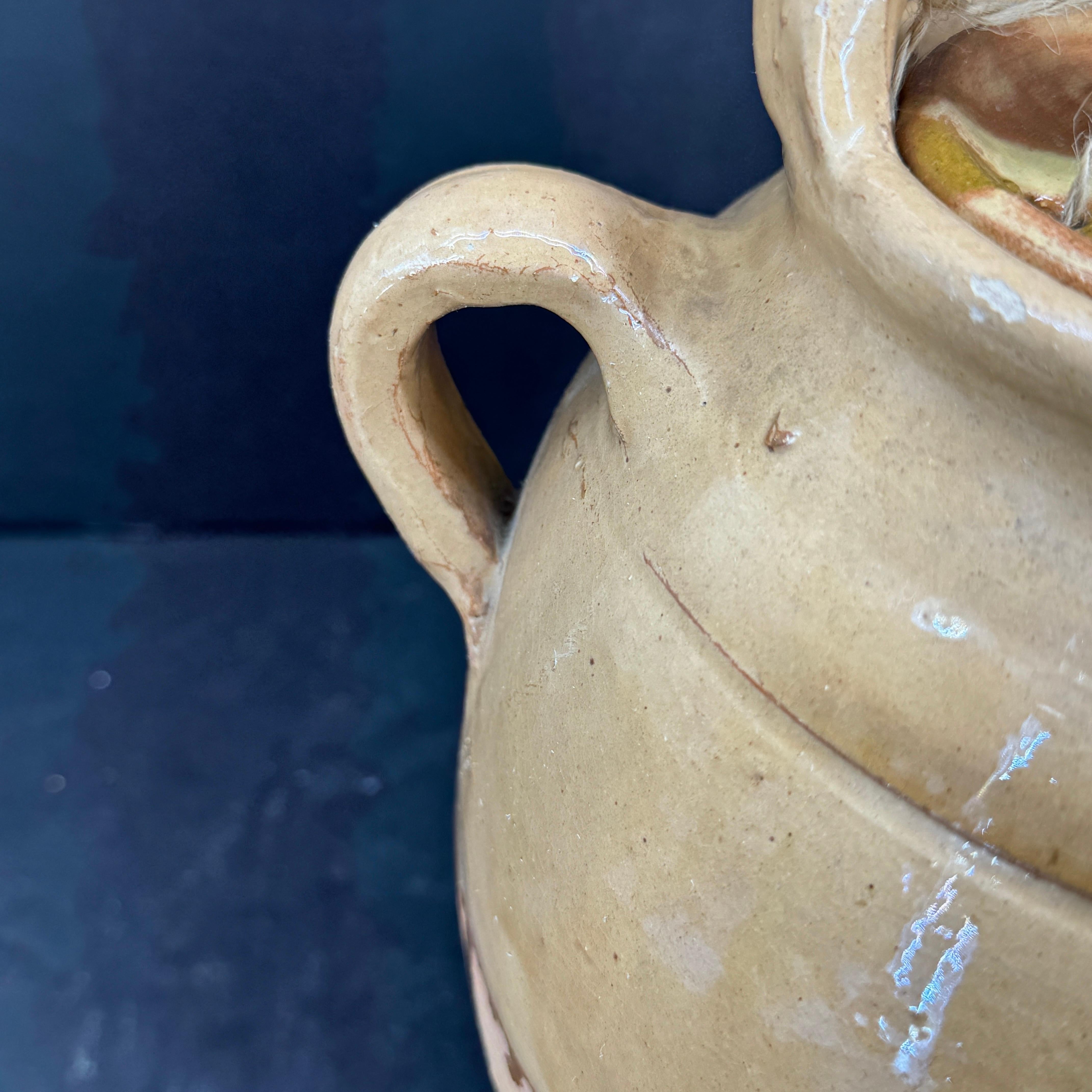 Français Cruche à eau en céramique avec anse et couvercle en vente