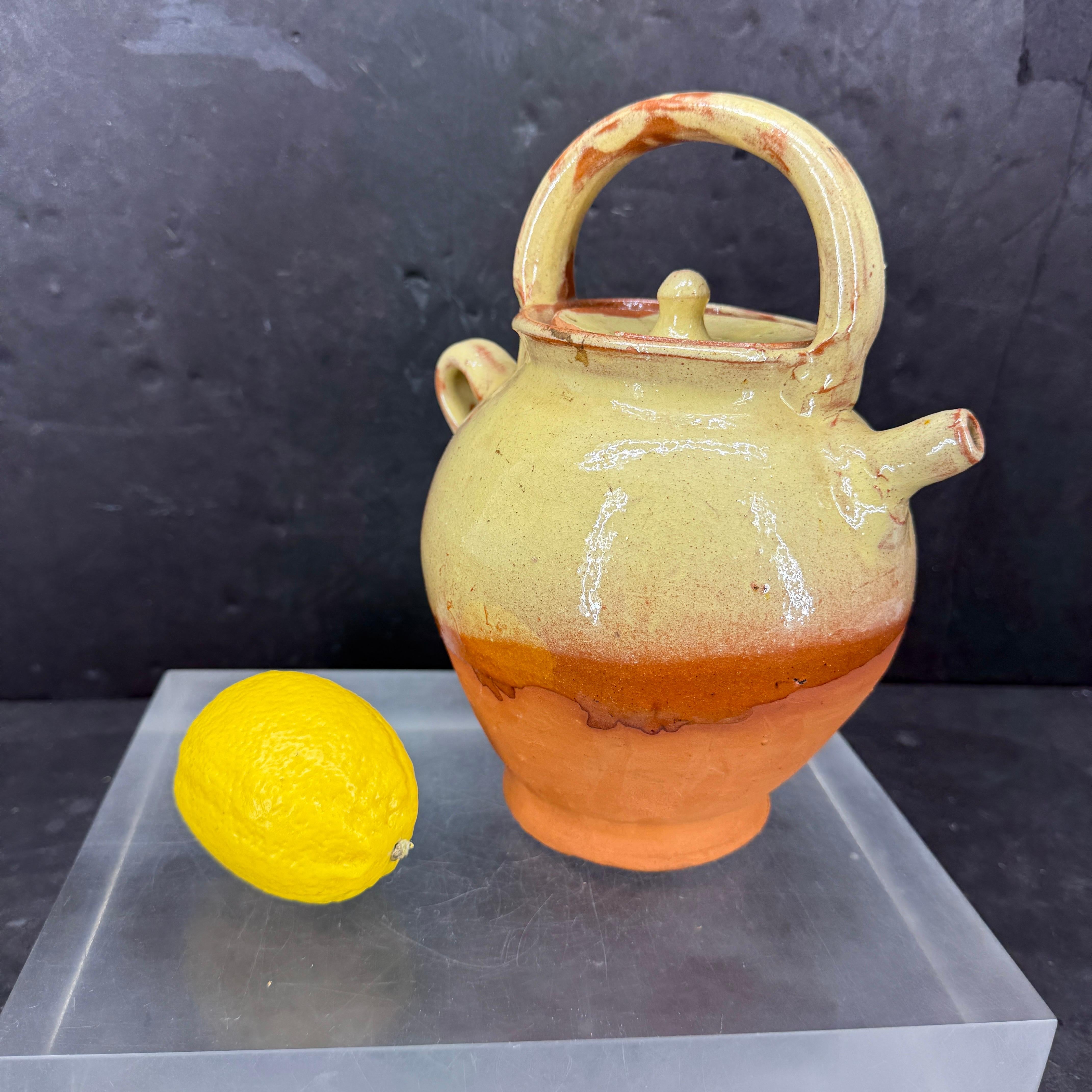 Französischer Keramik-Wasserkrug aus Keramik mit Henkel und Deckel (Glasiert) im Angebot