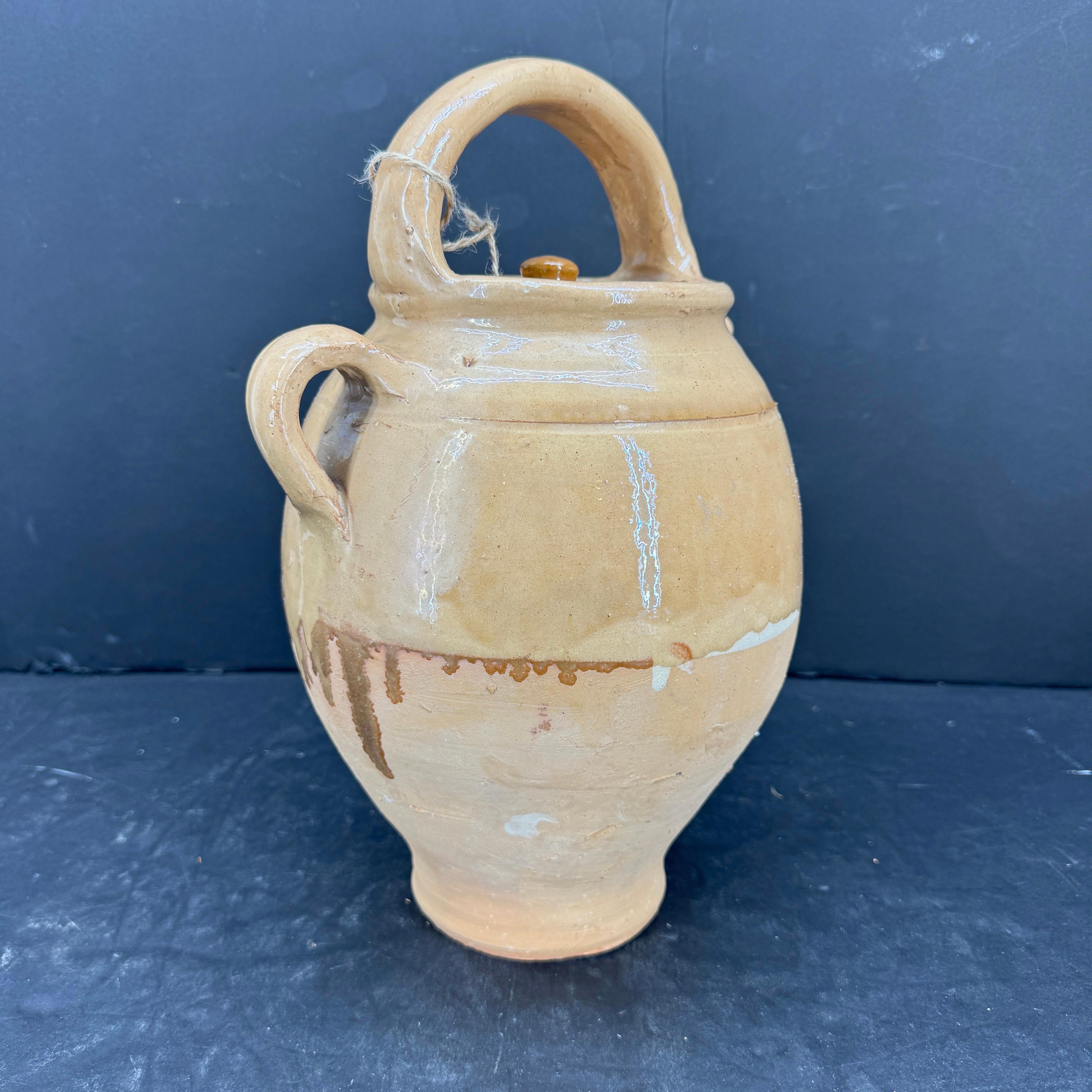 Vernissé Cruche à eau en céramique avec anse et couvercle en vente