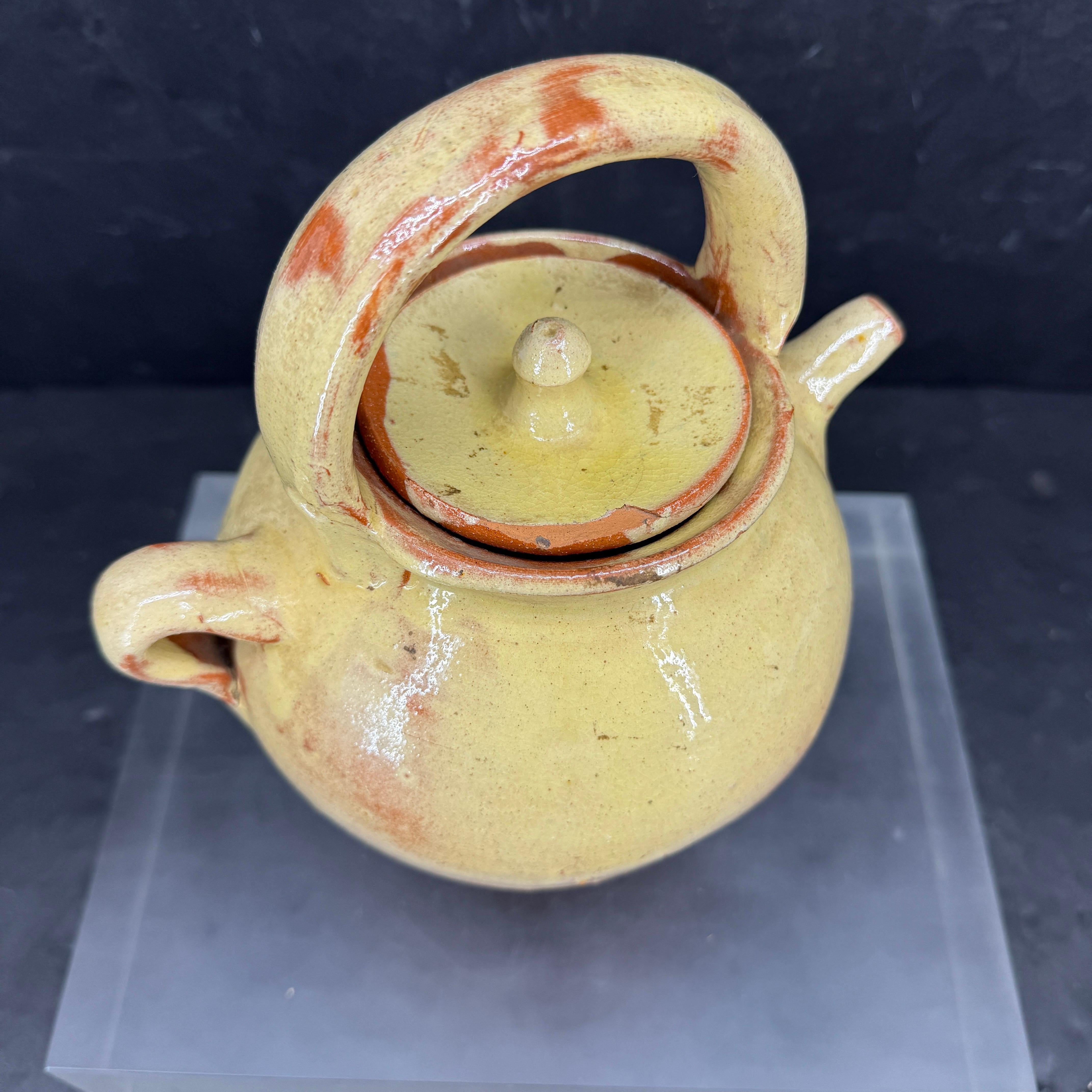 Französischer Keramik-Wasserkrug aus Keramik mit Henkel und Deckel im Zustand „Gut“ im Angebot in Haddonfield, NJ