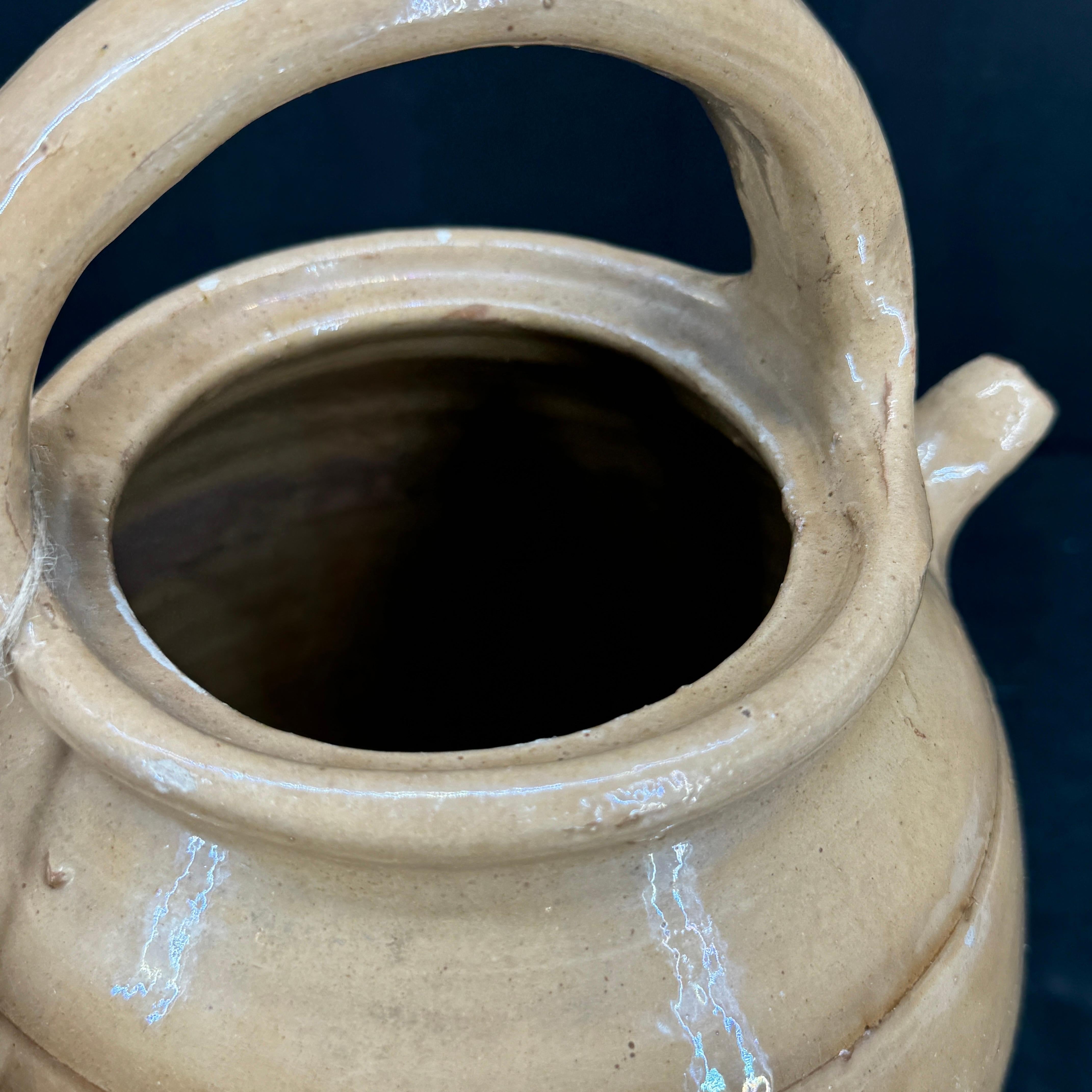 20ième siècle Cruche à eau en céramique avec anse et couvercle en vente