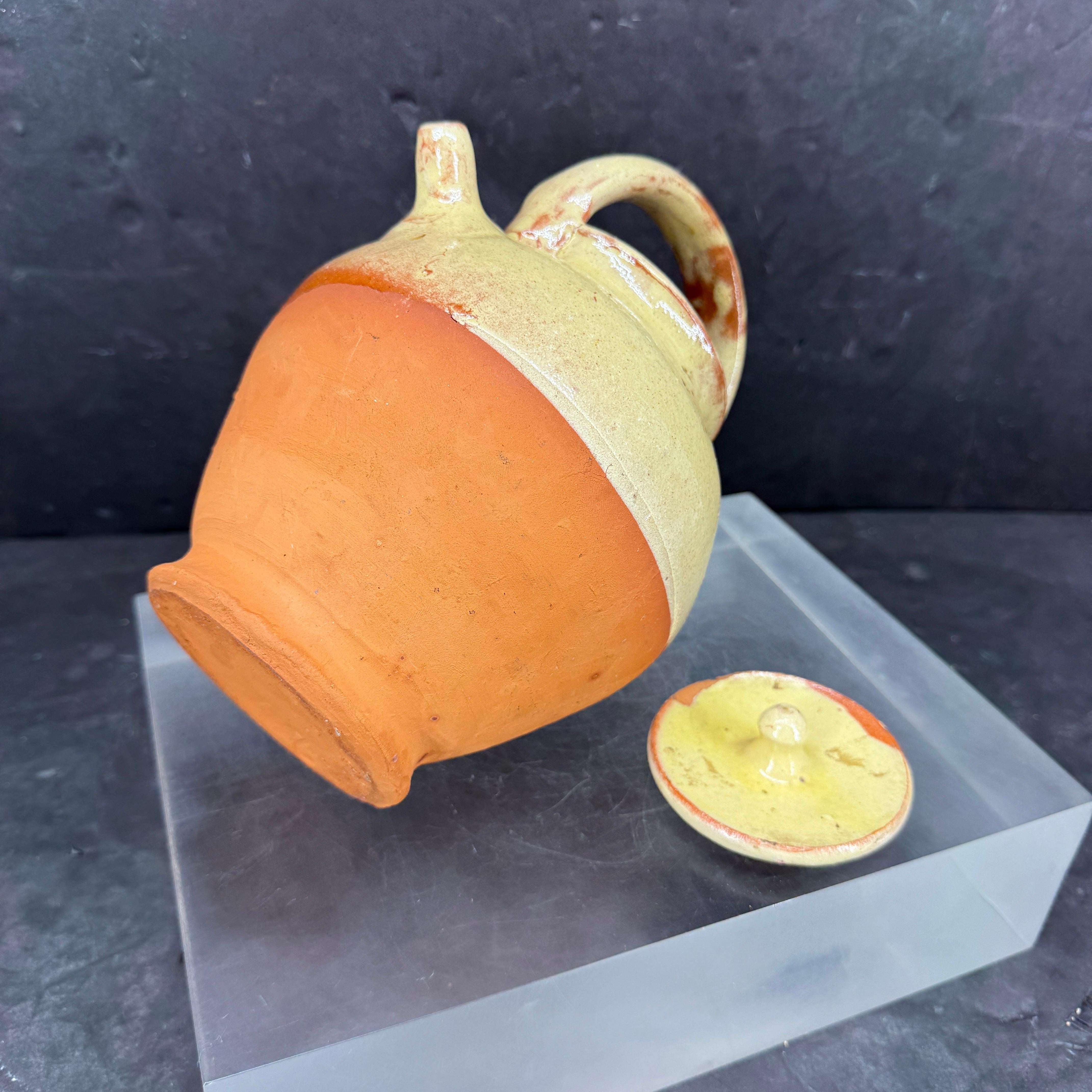 Französischer Keramik-Wasserkrug aus Keramik mit Henkel und Deckel im Angebot 1