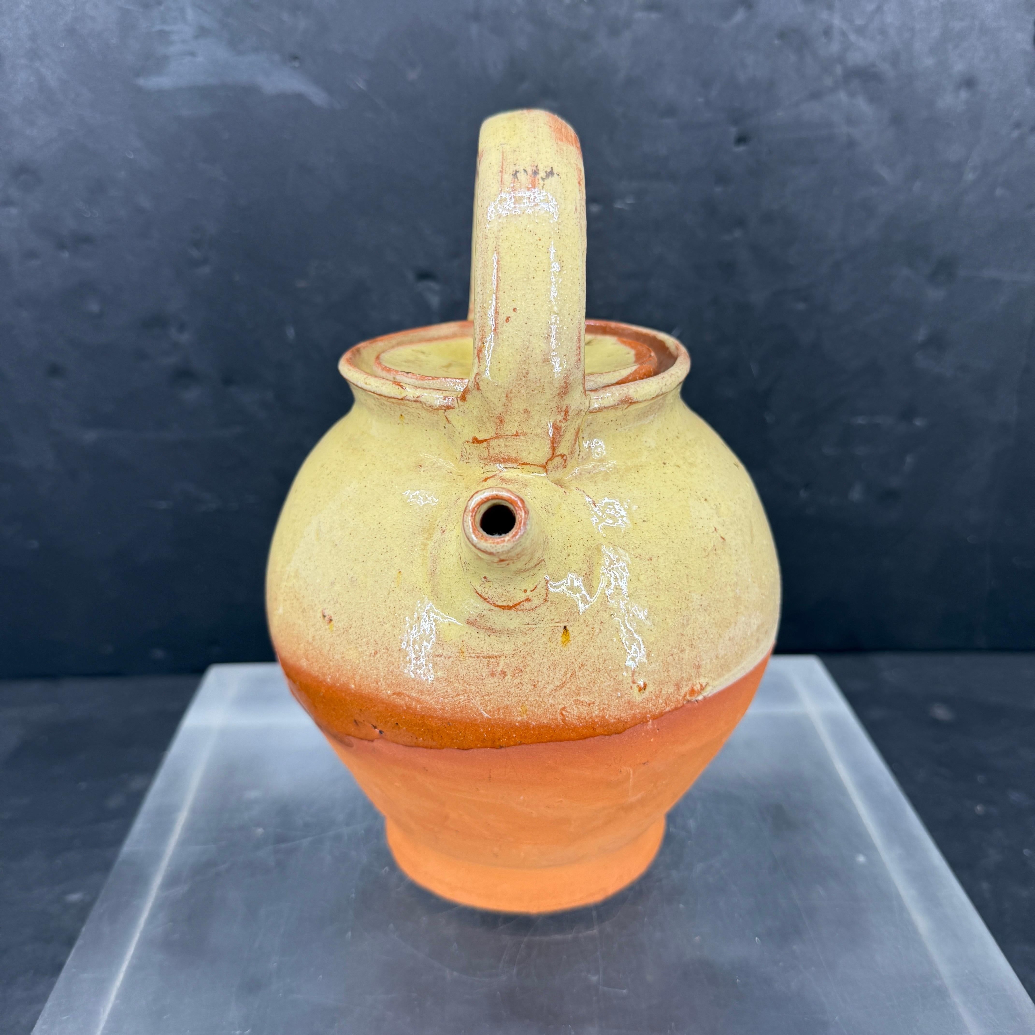 Französischer Keramik-Wasserkrug aus Keramik mit Henkel und Deckel im Angebot 2