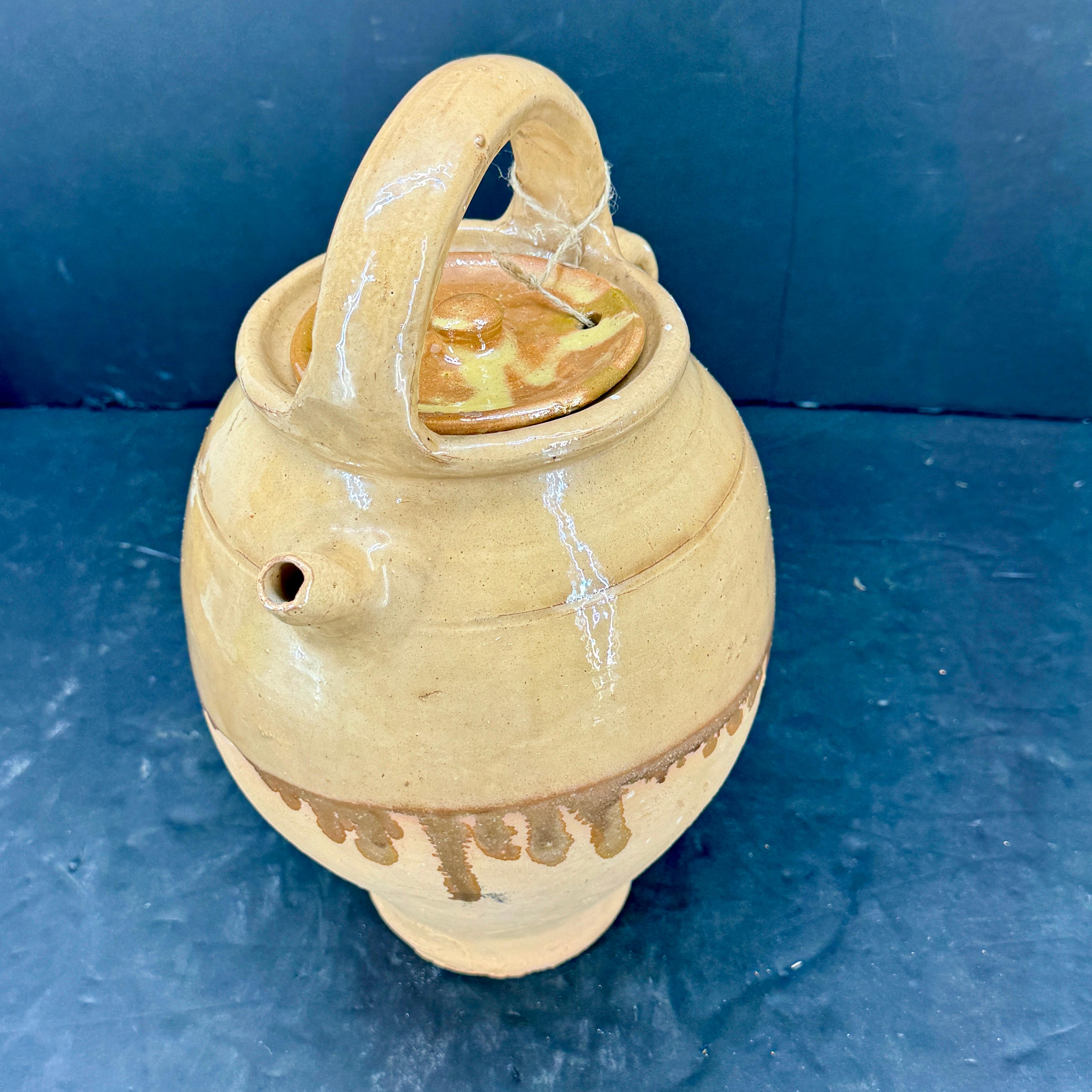 Cruche à eau en céramique avec anse et couvercle en vente 1