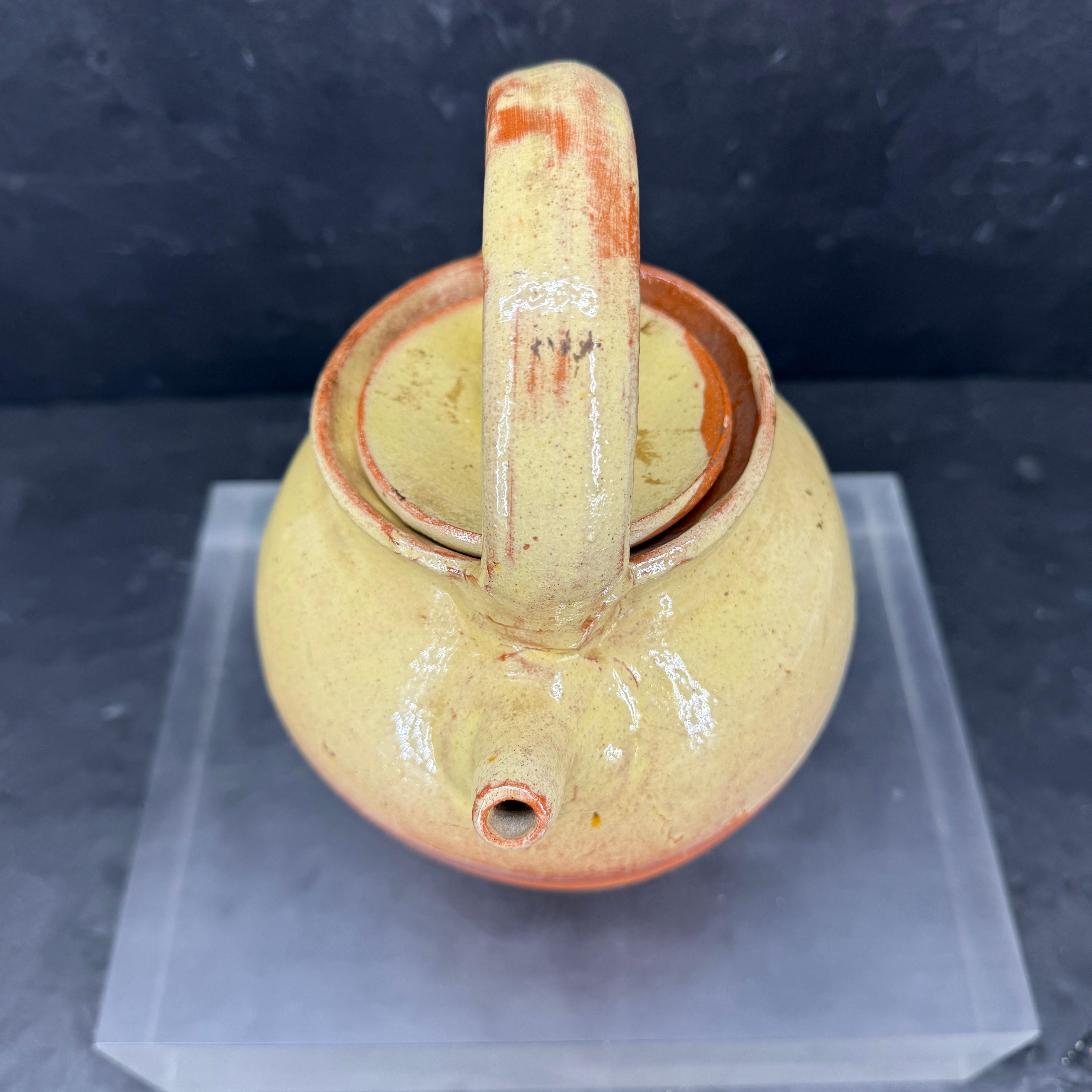Französischer Keramik-Wasserkrug aus Keramik mit Henkel und Deckel im Angebot 3