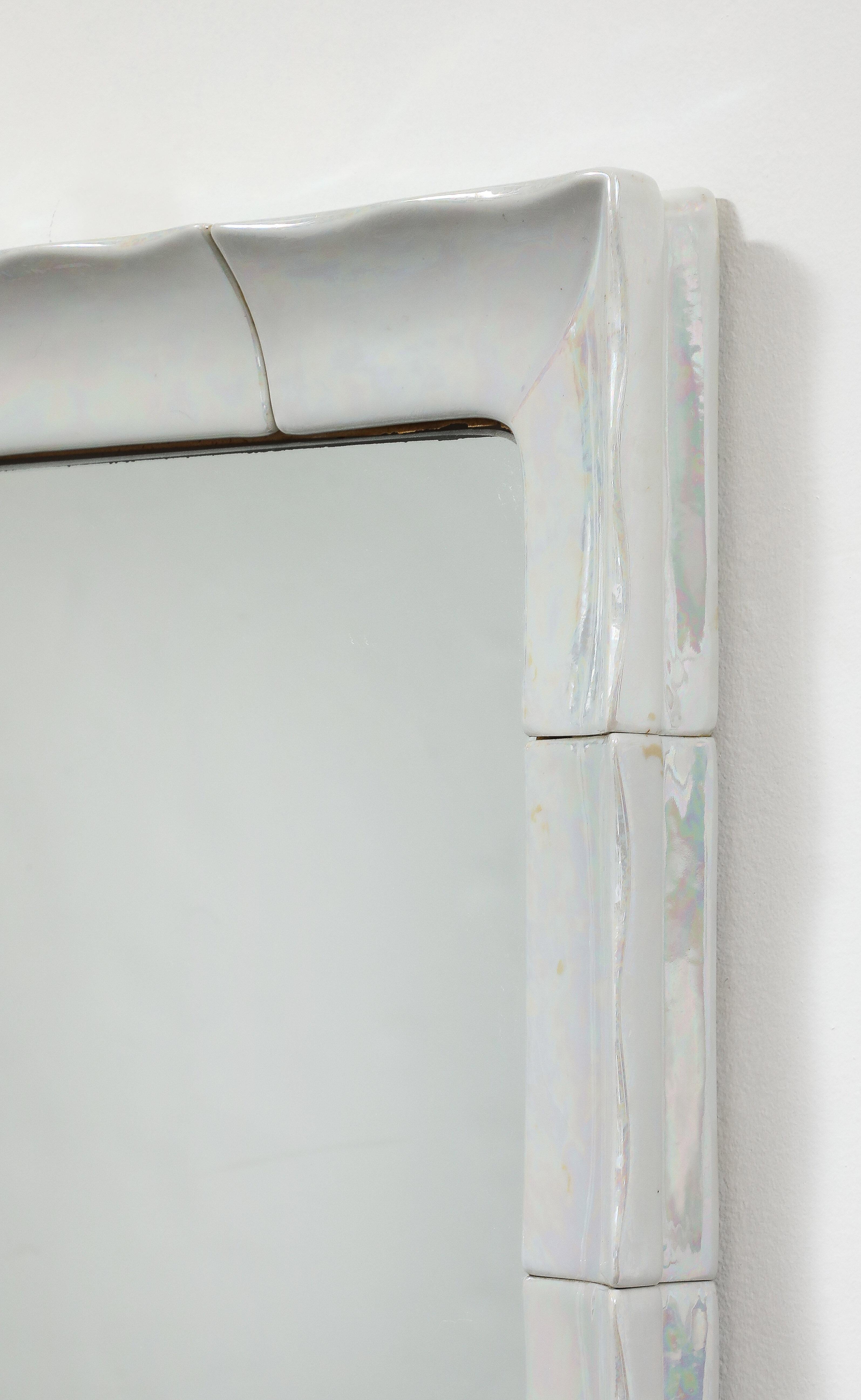 Specchio francese in ceramica bianca iridescente, 1970 in vendita 4