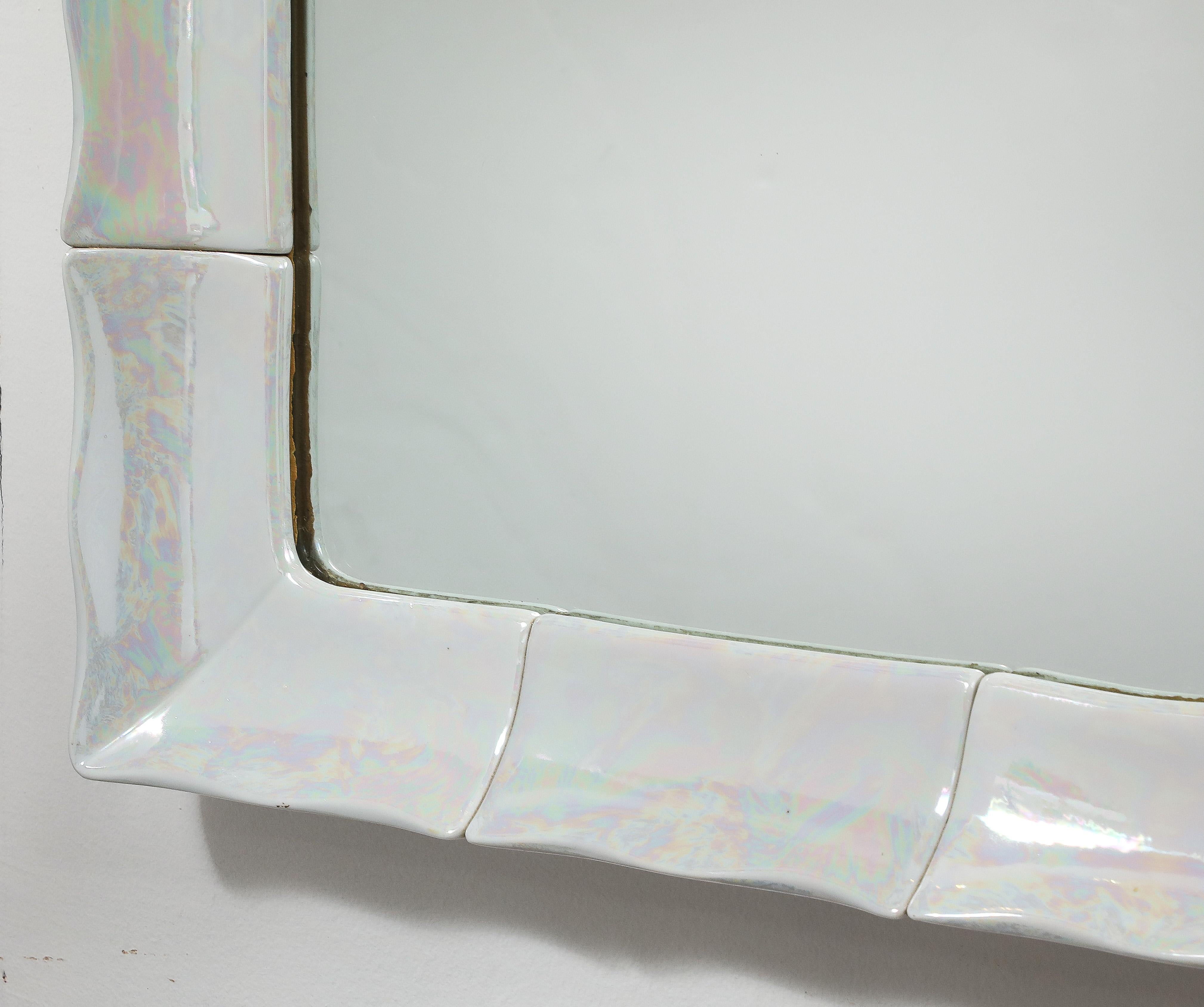 Specchio francese in ceramica bianca iridescente, 1970 in vendita 5