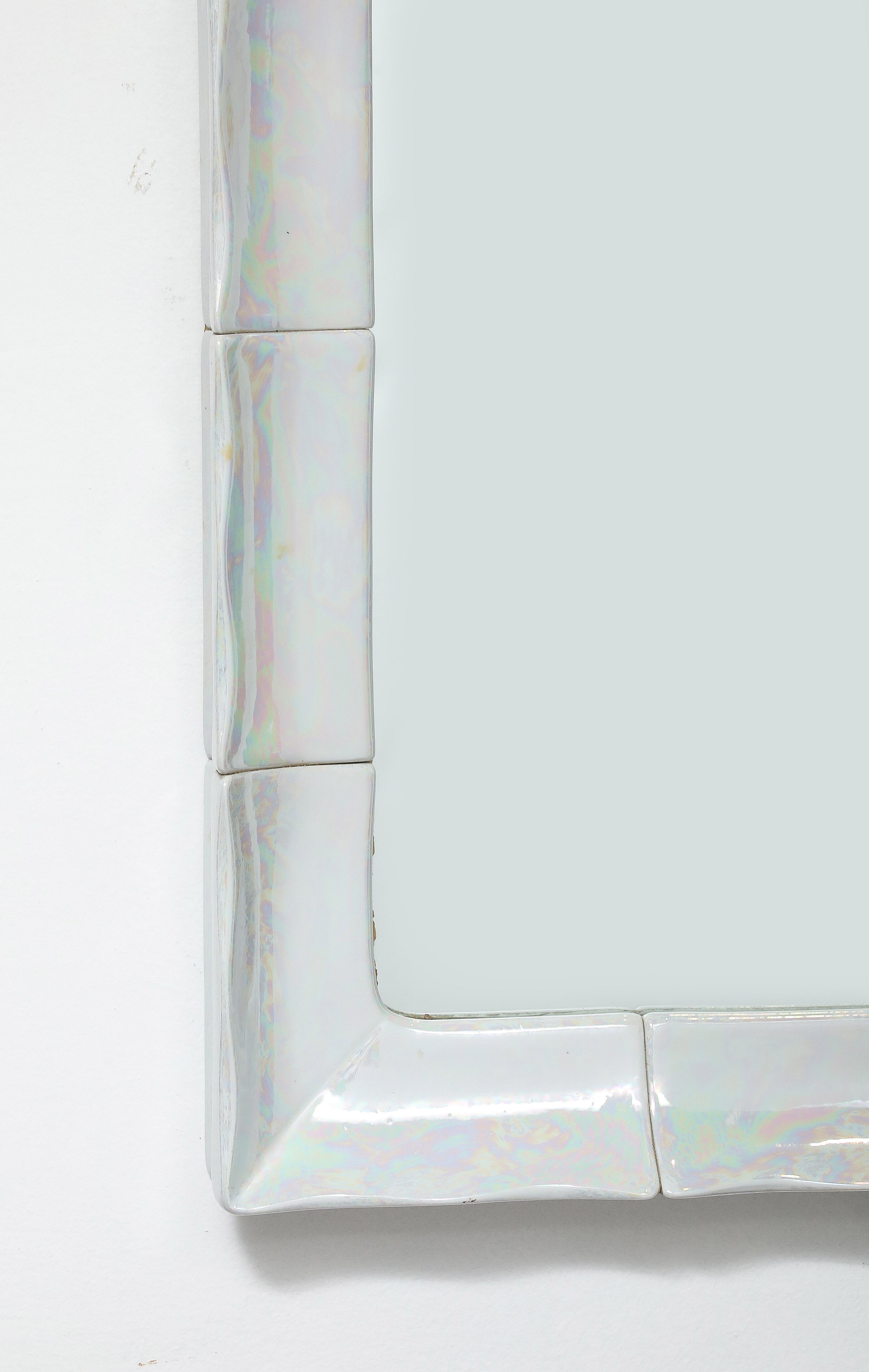 Specchio francese in ceramica bianca iridescente, 1970 in vendita 1