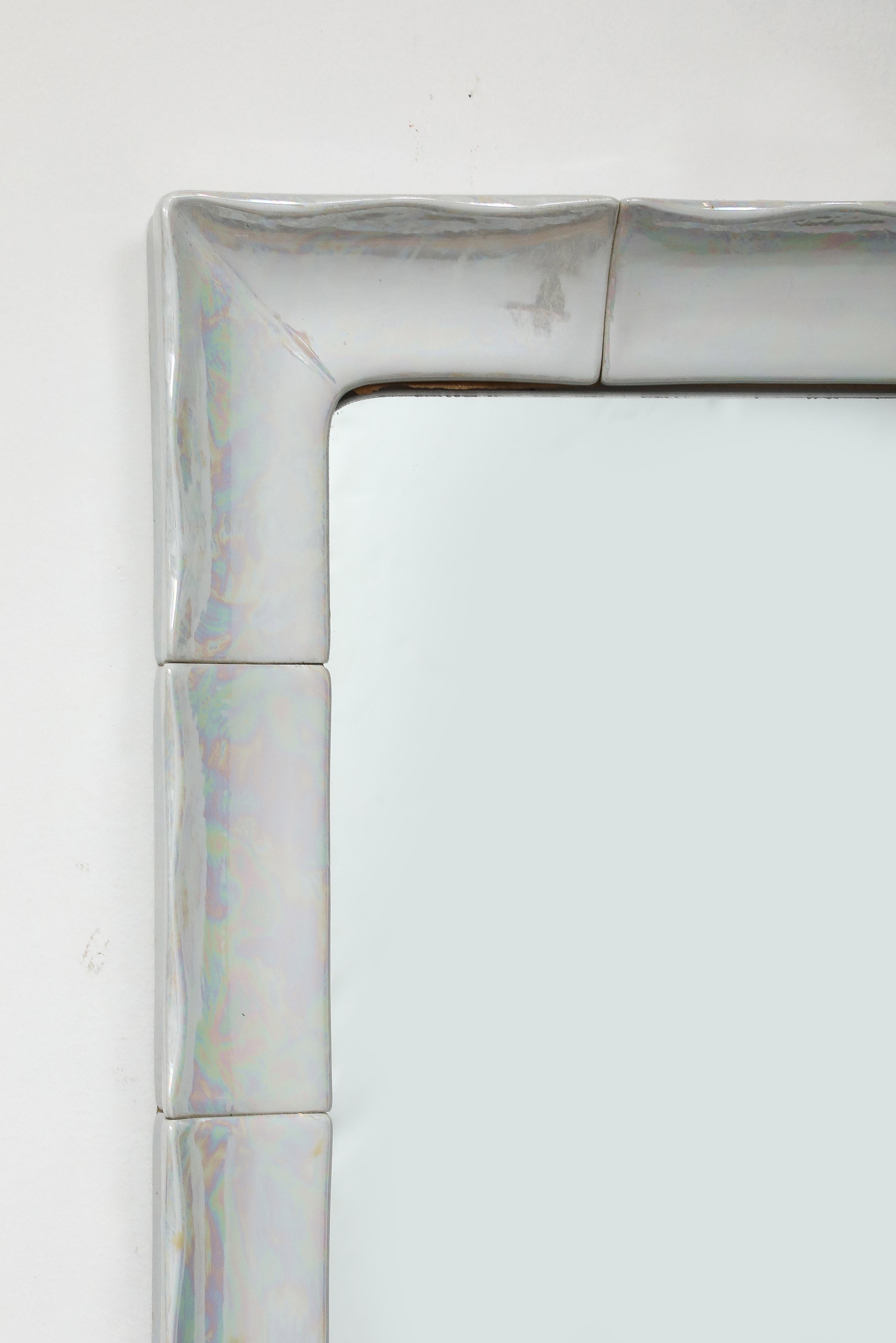 Specchio francese in ceramica bianca iridescente, 1970 in vendita 2