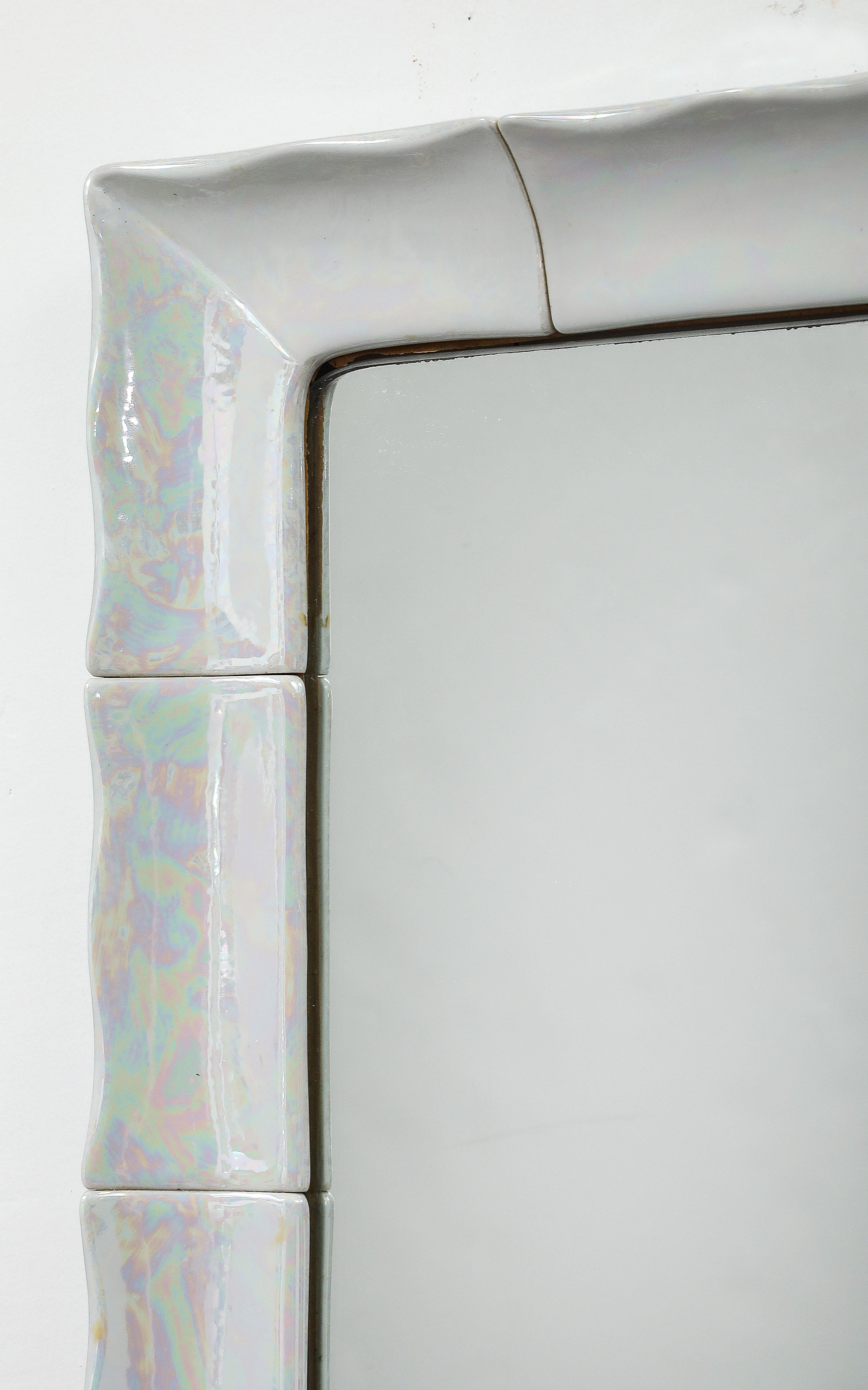 Specchio francese in ceramica bianca iridescente, 1970 in vendita 3