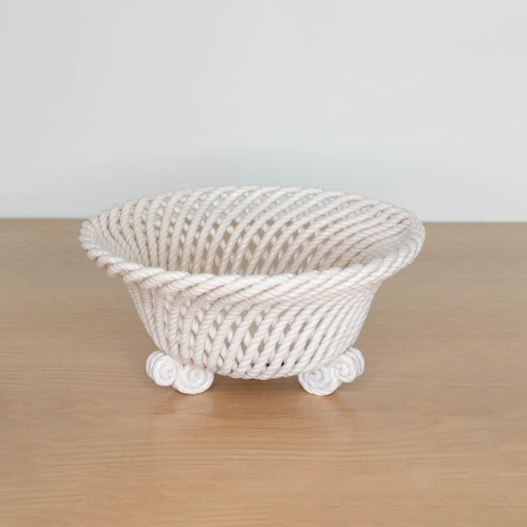 Unica ciotola in ceramica d'epoca con dettagli di loop intrecciati proveniente da Vallauris, Francia. Bellissimo smalto bianco con tre piedi a voluta. Perfetto come oggetto decorativo o come portaoggetti.