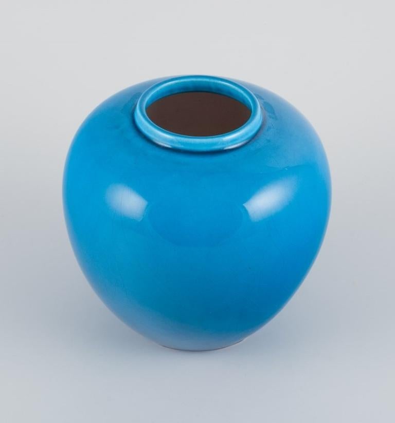 Moderne Céramiste français, paire de vases en céramique à glaçure turquoise. Milieu du 20e siècle. en vente