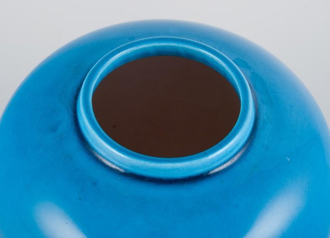 Français Céramiste français, paire de vases en céramique à glaçure turquoise. Milieu du 20e siècle. en vente