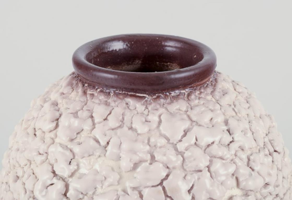 Ceramista francese.
Vaso in ceramica. Smalto lavico nei colori chiaro e marrone.
Incontri: Ca. 1960s
Senza segno.
In condizioni eccellenti, con una minima incrinatura nella parte inferiore.
Vedi foto.
Dimensioni: H. H. 22,0 cm. x P. 13,0 cm.
