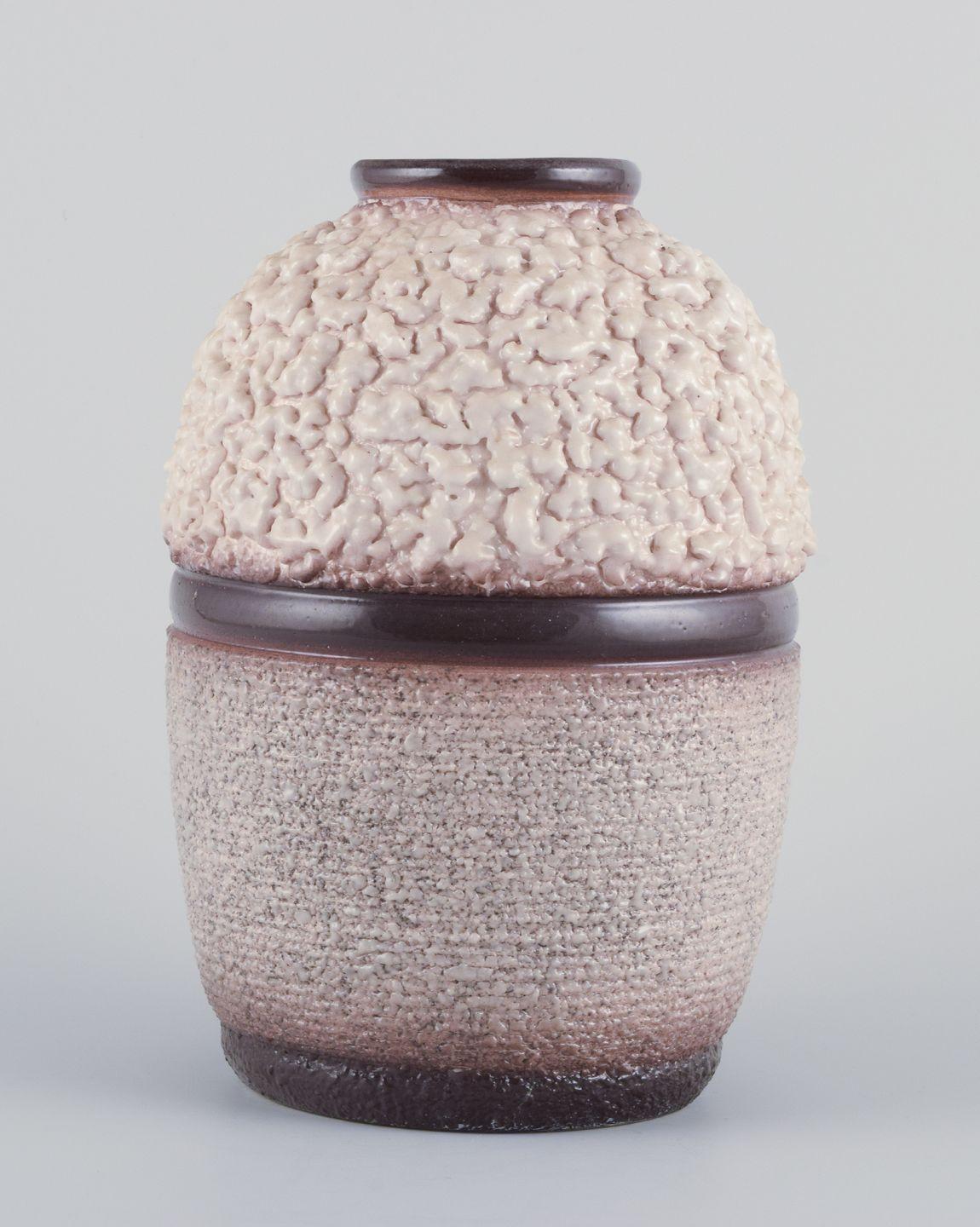 I prodotti usati sono esenti da dazi all'importazione per i clienti statunitensi. 
Pertanto, al tuo acquisto non saranno applicate tariffe di importazione.

Ceramista francese.
Vaso in ceramica. Smalto lavico nei colori chiaro e marrone.
Incontri: