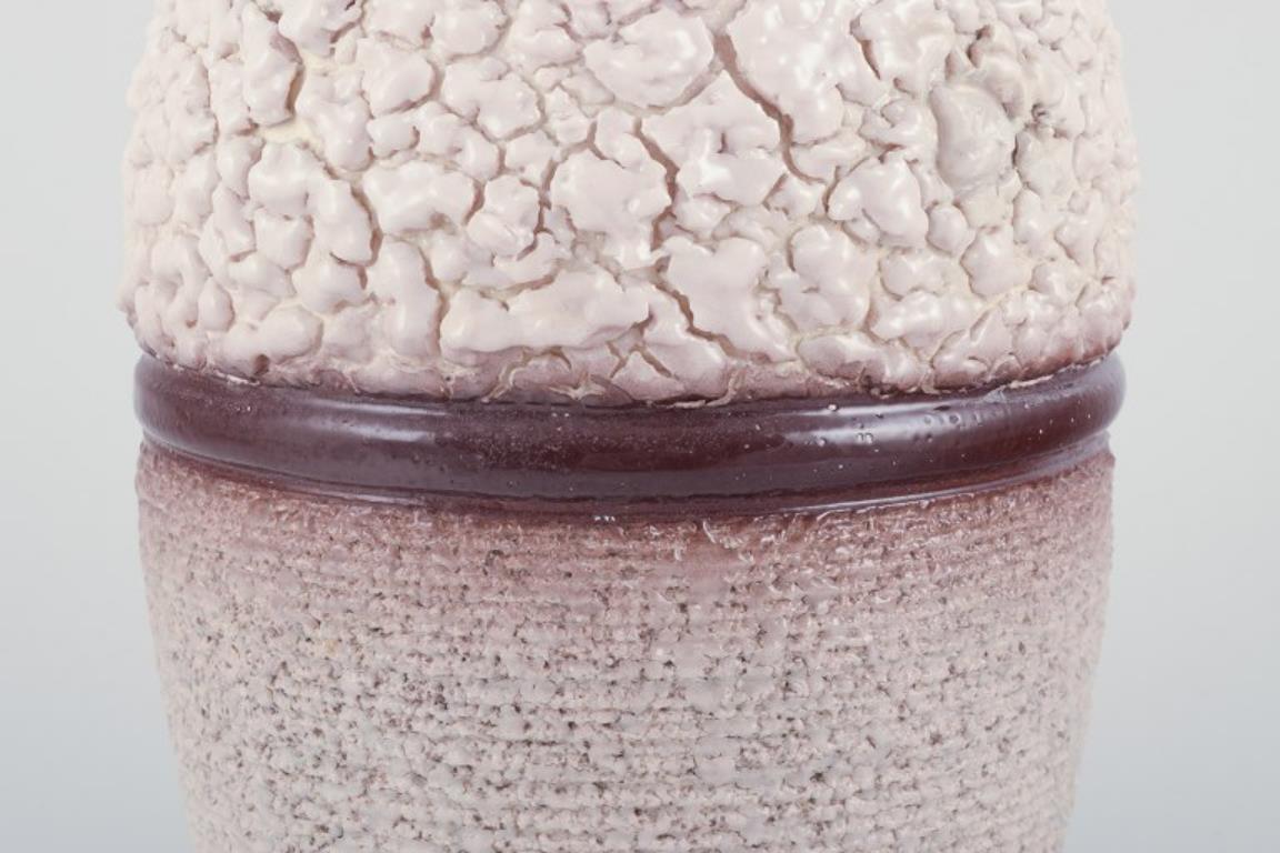 Francese Ceramista francese. Vaso in ceramica. Smalto lavico nei colori chiaro e marrone. in vendita