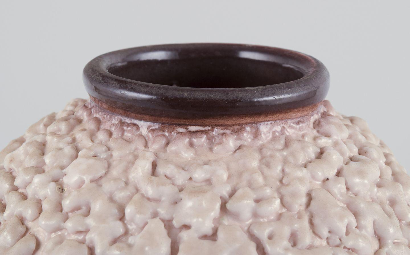 Francese Ceramista francese. Vaso in ceramica. Smalto lavico nei colori chiaro e marrone. in vendita