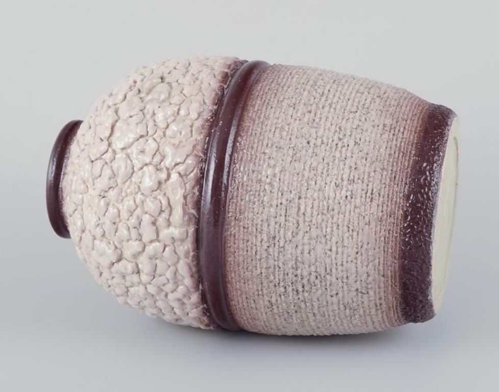 Smaltato Ceramista francese. Vaso in ceramica. Smalto lavico nei colori chiaro e marrone. in vendita