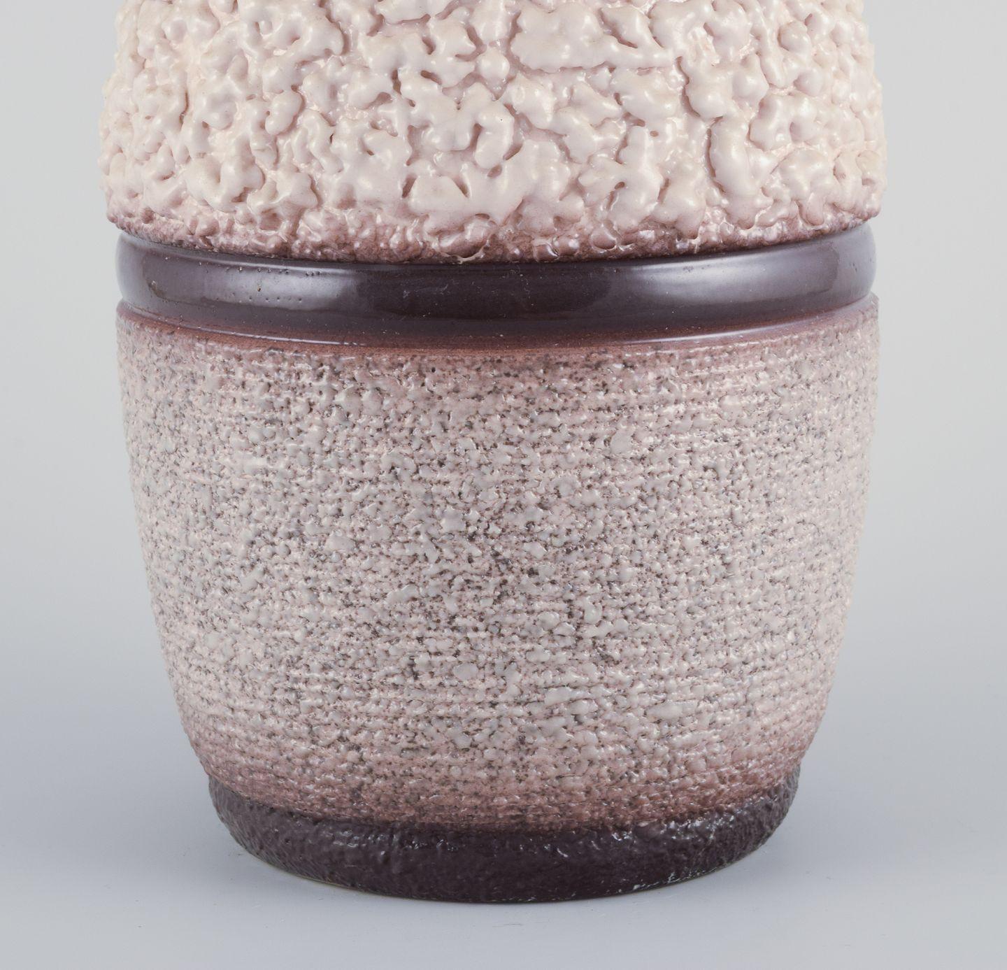 Smaltato Ceramista francese. Vaso in ceramica. Smalto lavico nei colori chiaro e marrone. in vendita
