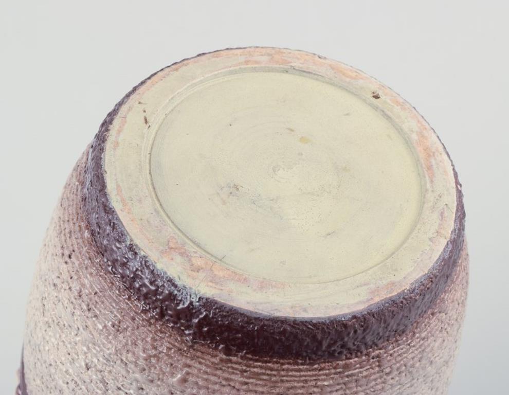 Ceramista francese. Vaso in ceramica. Smalto lavico nei colori chiaro e marrone. In condizioni ottime in vendita a Copenhagen, DK