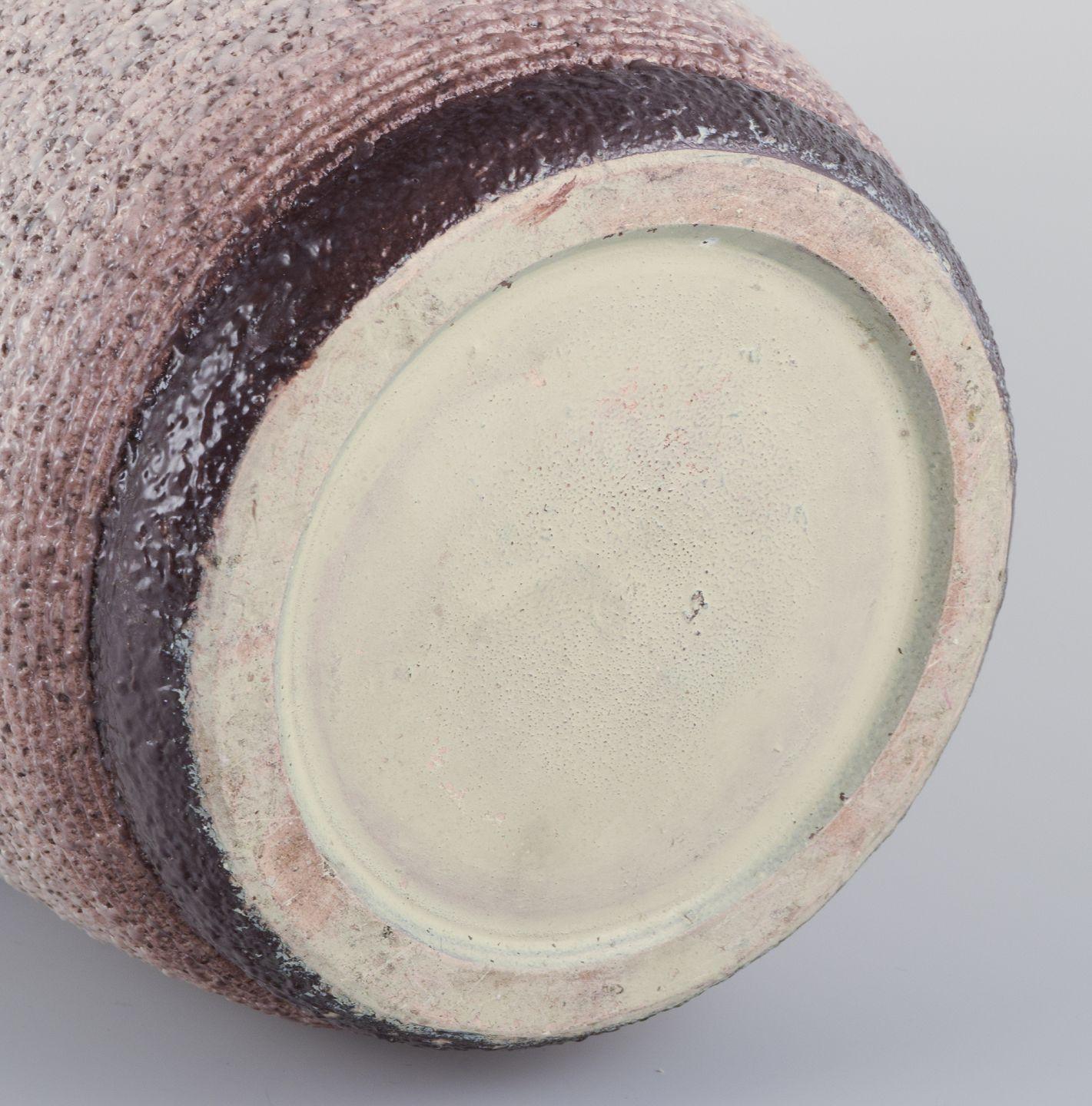 Metà XX secolo Ceramista francese. Vaso in ceramica. Smalto lavico nei colori chiaro e marrone. in vendita