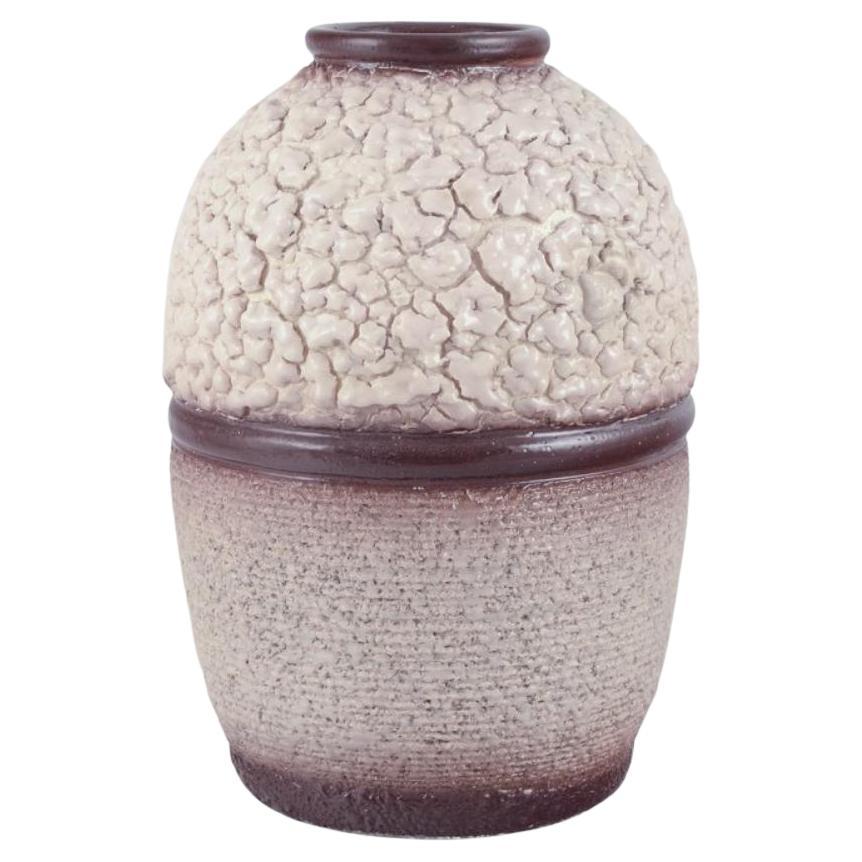 Ceramista francese. Vaso in ceramica. Smalto lavico nei colori chiaro e marrone.