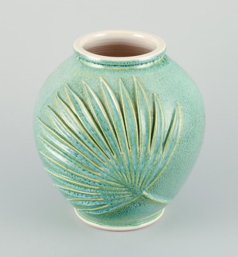 French ceramicist, large unique vase in green-blue glaze.
Designed with palm leaves relief.
Signed.
Dated 1991.
In perfect condition.
Dimensions: 24.0 cm x D 22.0 cm.
