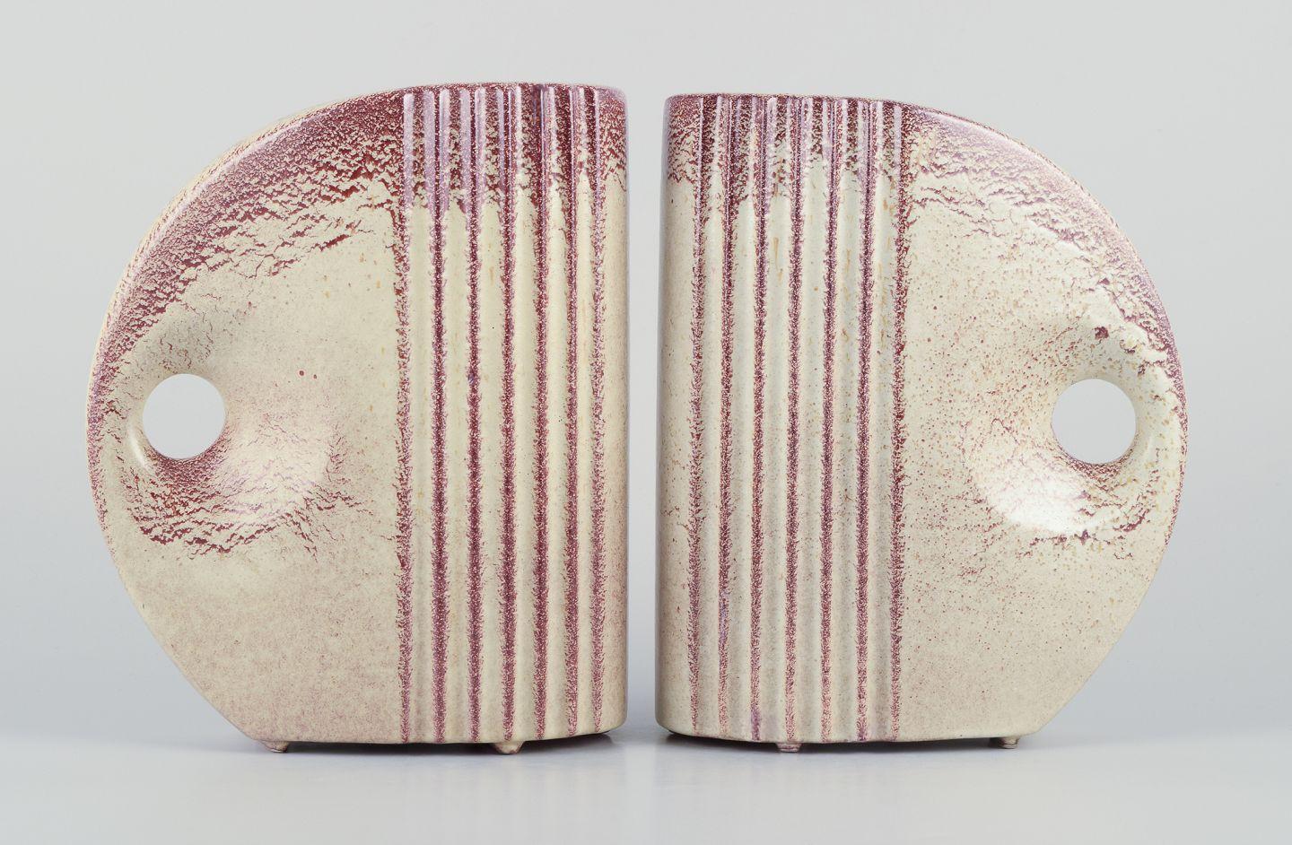 Céramiste français. Paire de vases Art Déco en forme de cruche avec poignées.
Glacis dans les tons sable et brun.
Milieu du 20e siècle.
Non marqué.
En parfait état.
Dimensions : H 22,5 cm. x L 17,5 cm : H 22,5 cm. x L 17,5 cm.