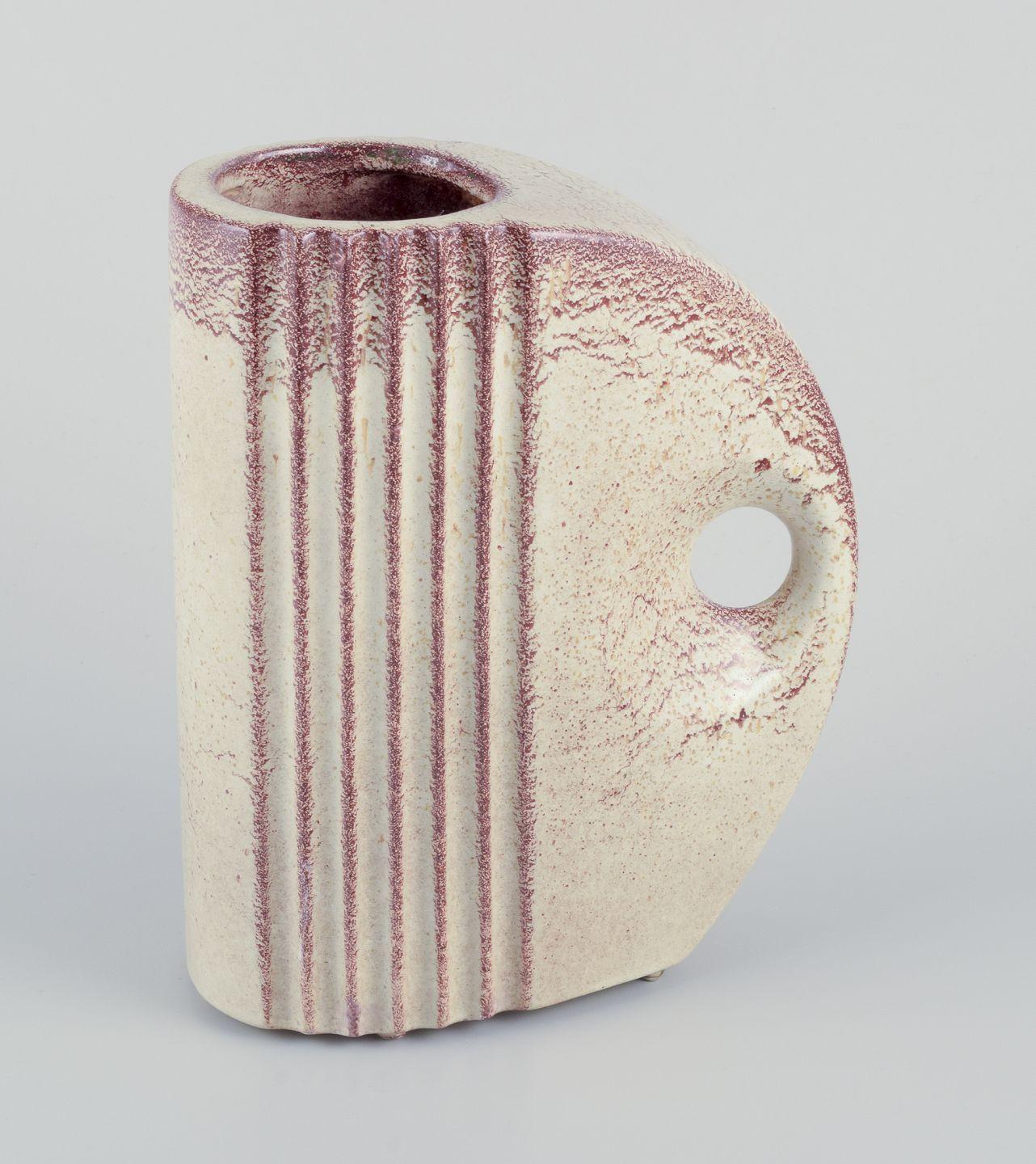 Art déco Céramiste français. Paire de vases Art Déco en forme de cruche avec poignées. en vente