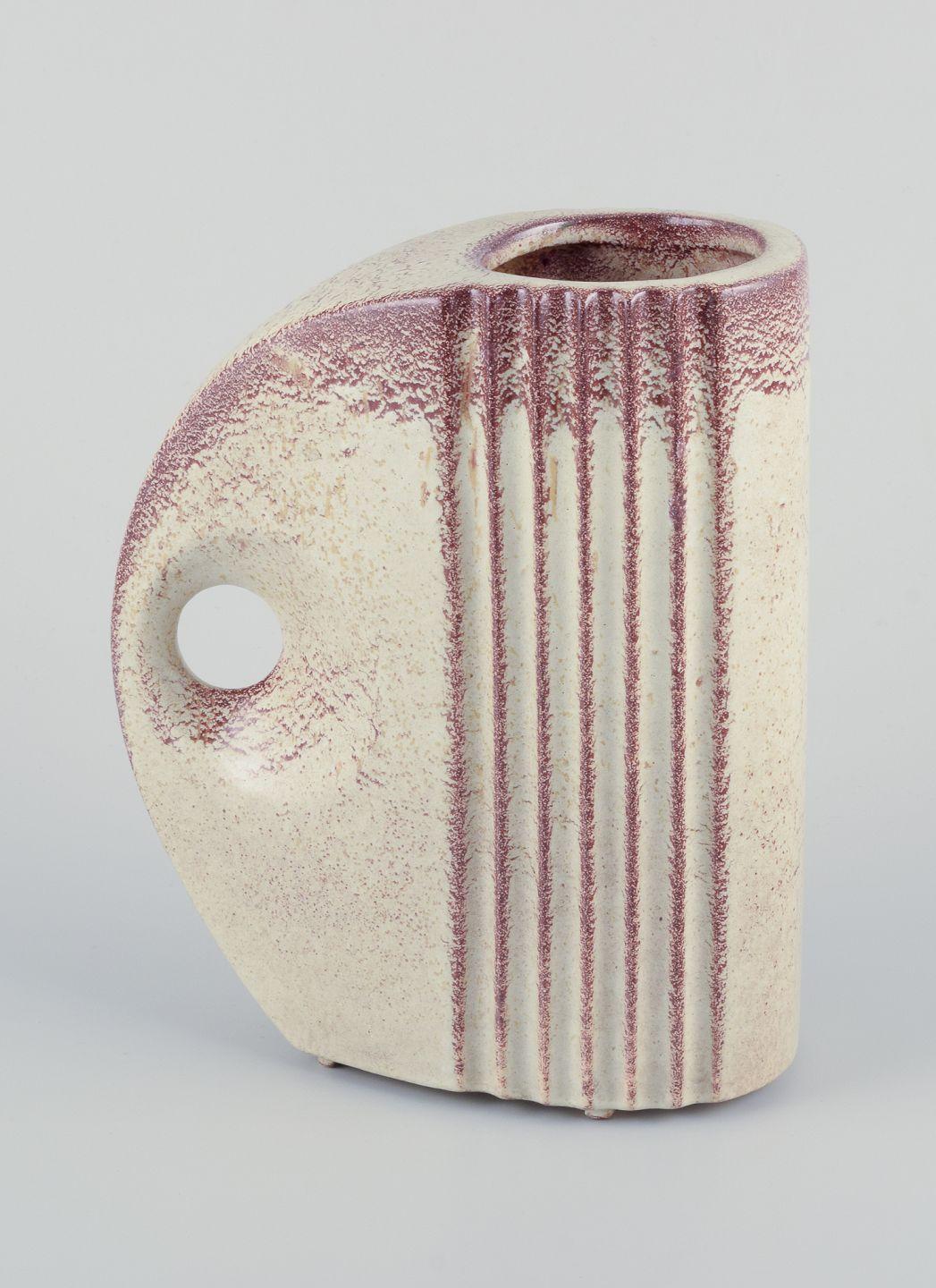 Français Céramiste français. Paire de vases Art Déco en forme de cruche avec poignées. en vente