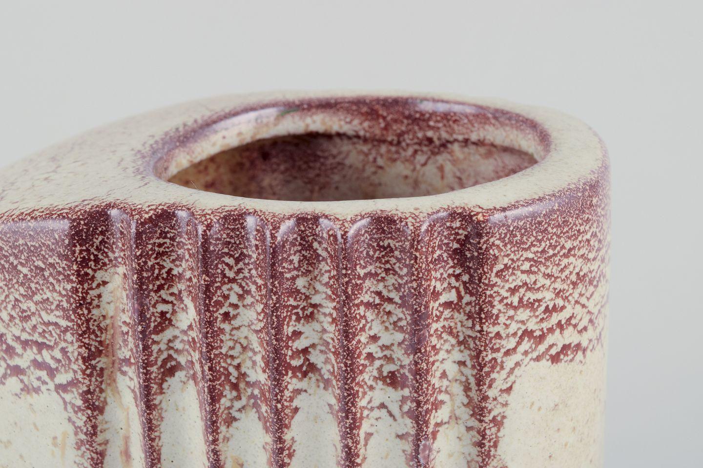 Vernissé Céramiste français. Paire de vases Art Déco en forme de cruche avec poignées. en vente
